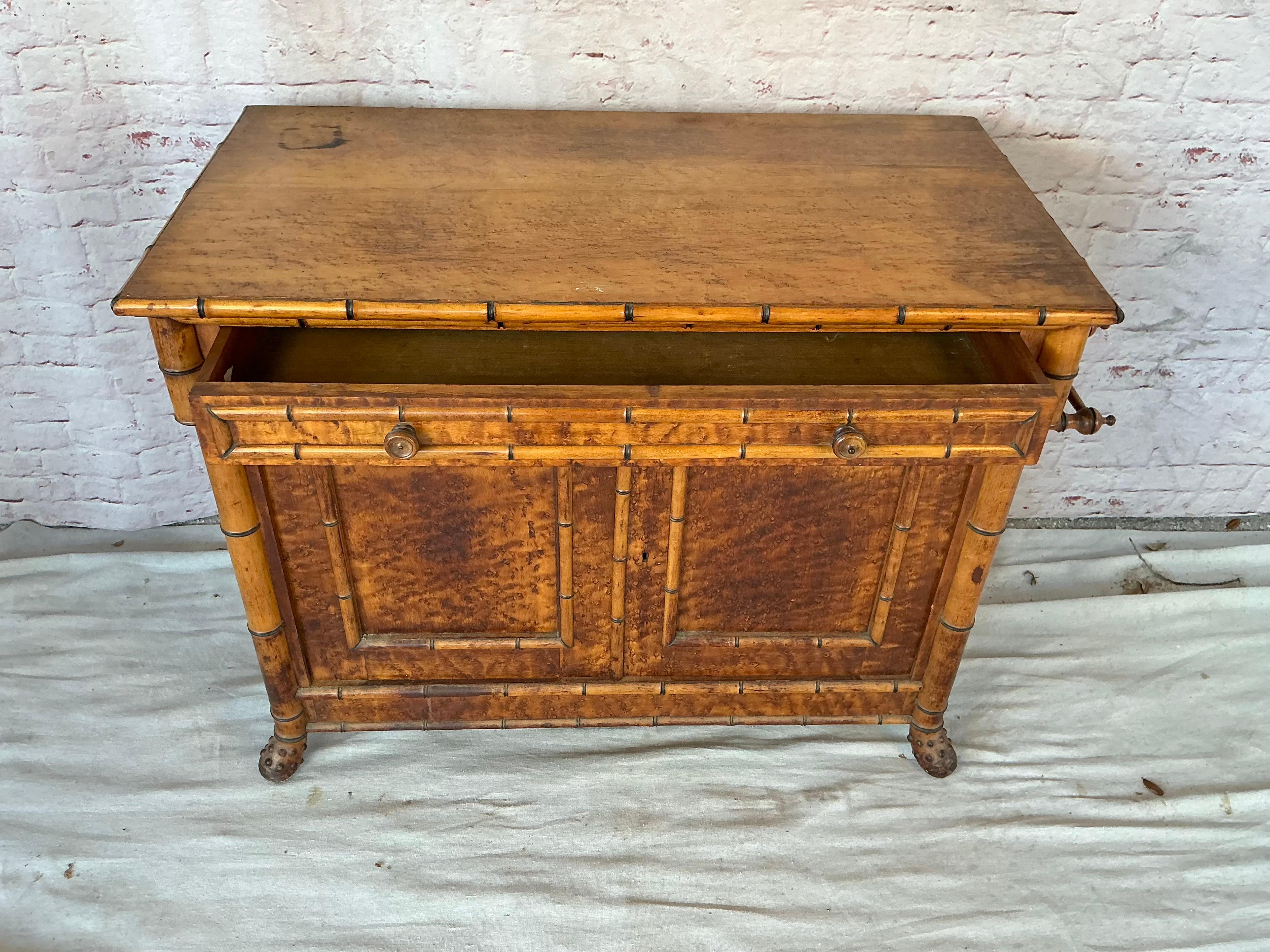 XIX secolo Armadietto francese in finto bambù a occhio di uccello in acero in vendita