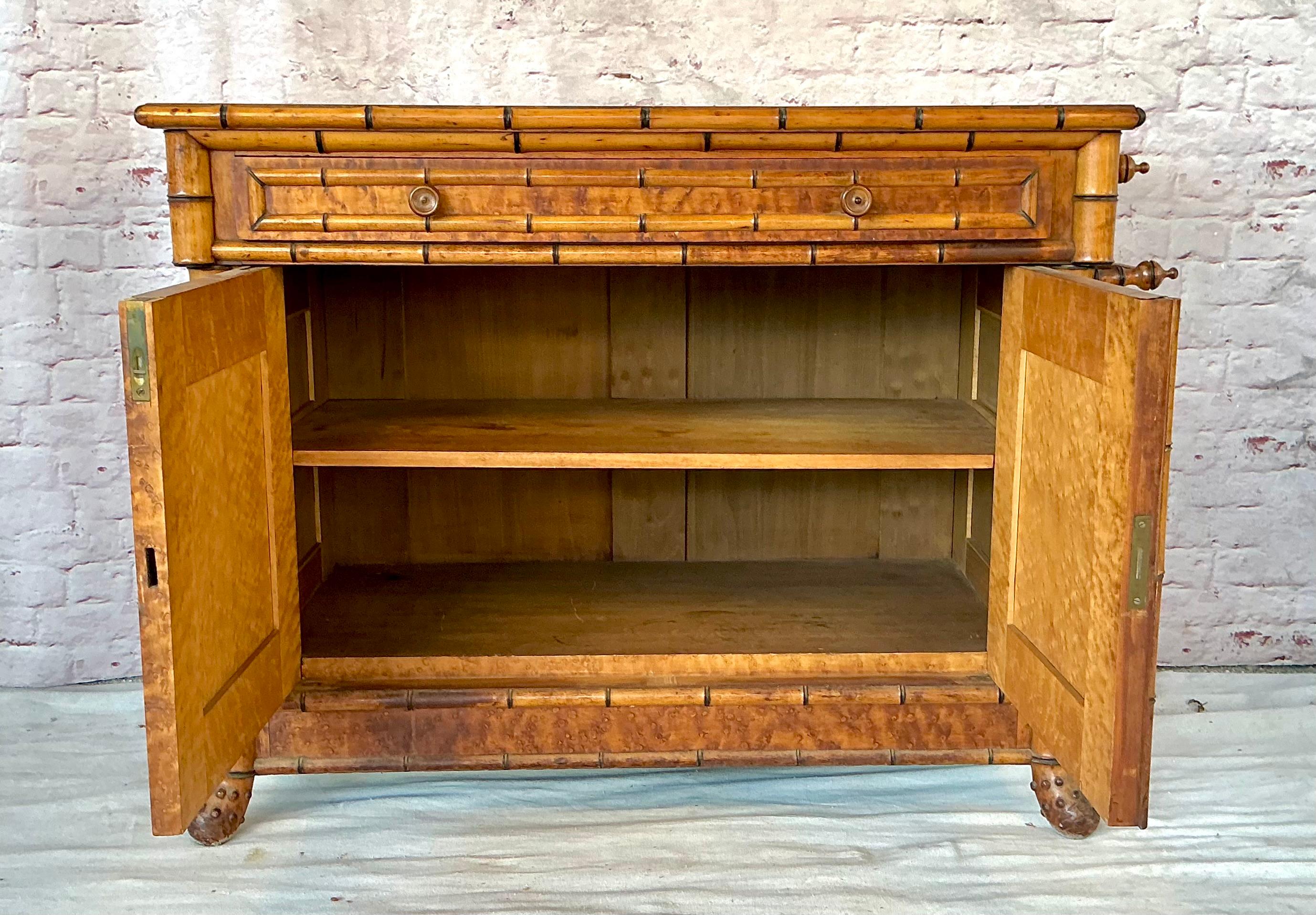 Finto bambù Armadietto francese in finto bambù a occhio di uccello in acero in vendita