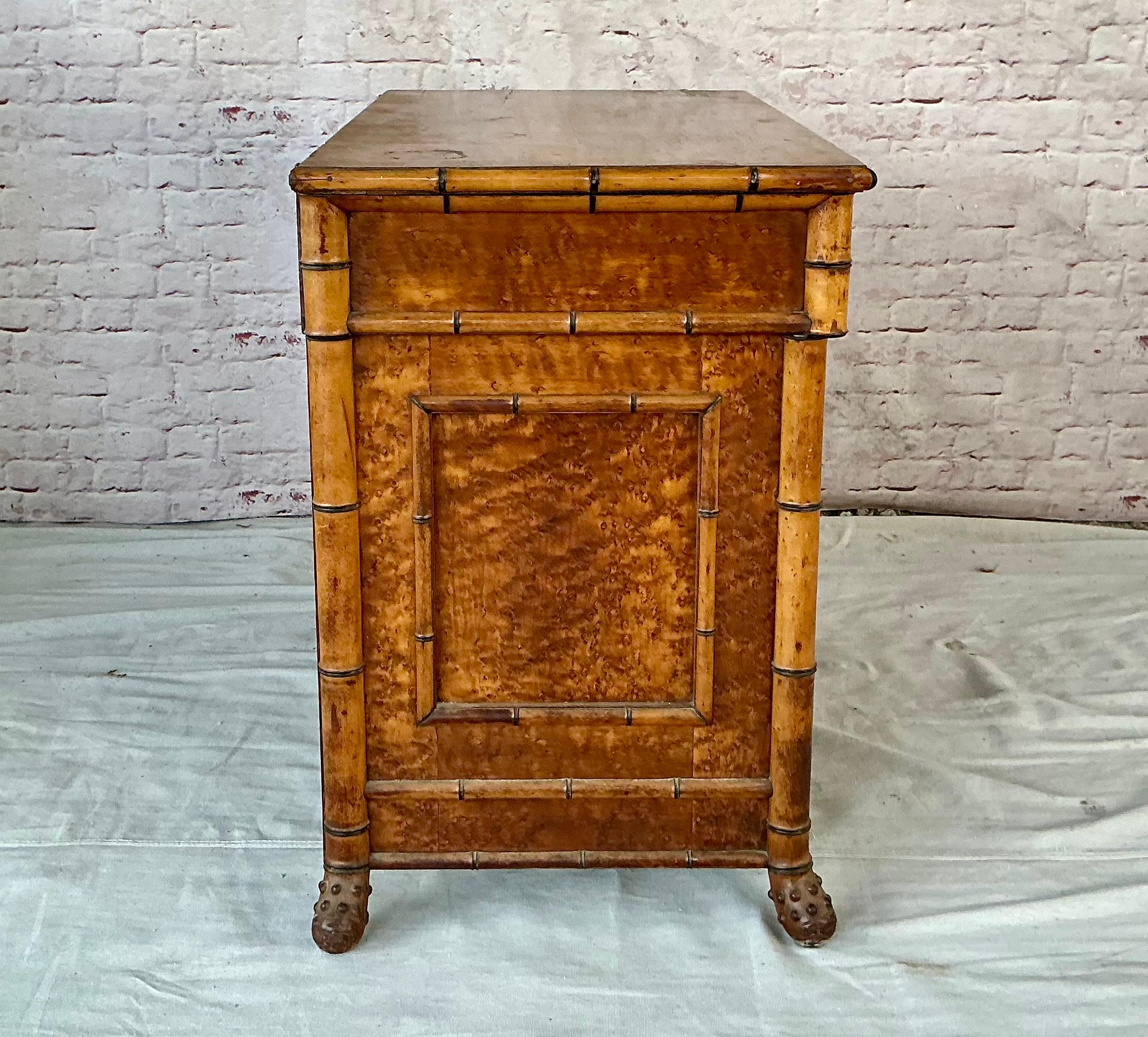 Armadietto francese in finto bambù a occhio di uccello in acero in vendita 1