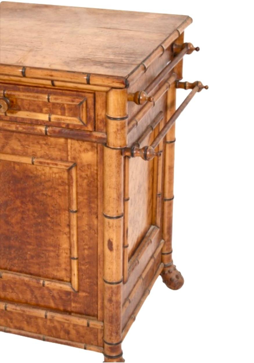 Armadietto francese in finto bambù a occhio di uccello in acero in vendita 2