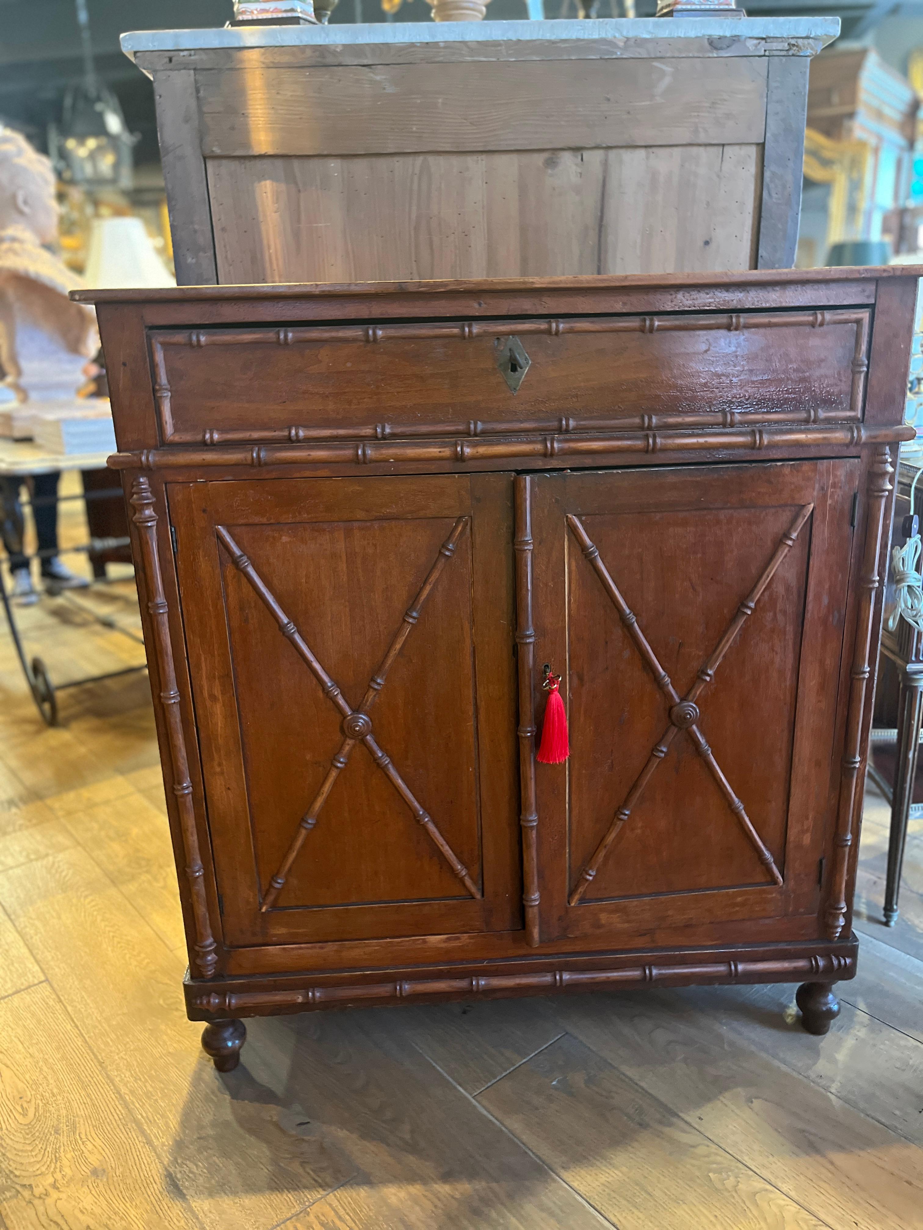 Armadio francese in finto bambù. Bellissimo pezzo acquistato in Francia. Usura appropriata all'età, vedi foto dettagliate o scrivici per qualsiasi domanda. 