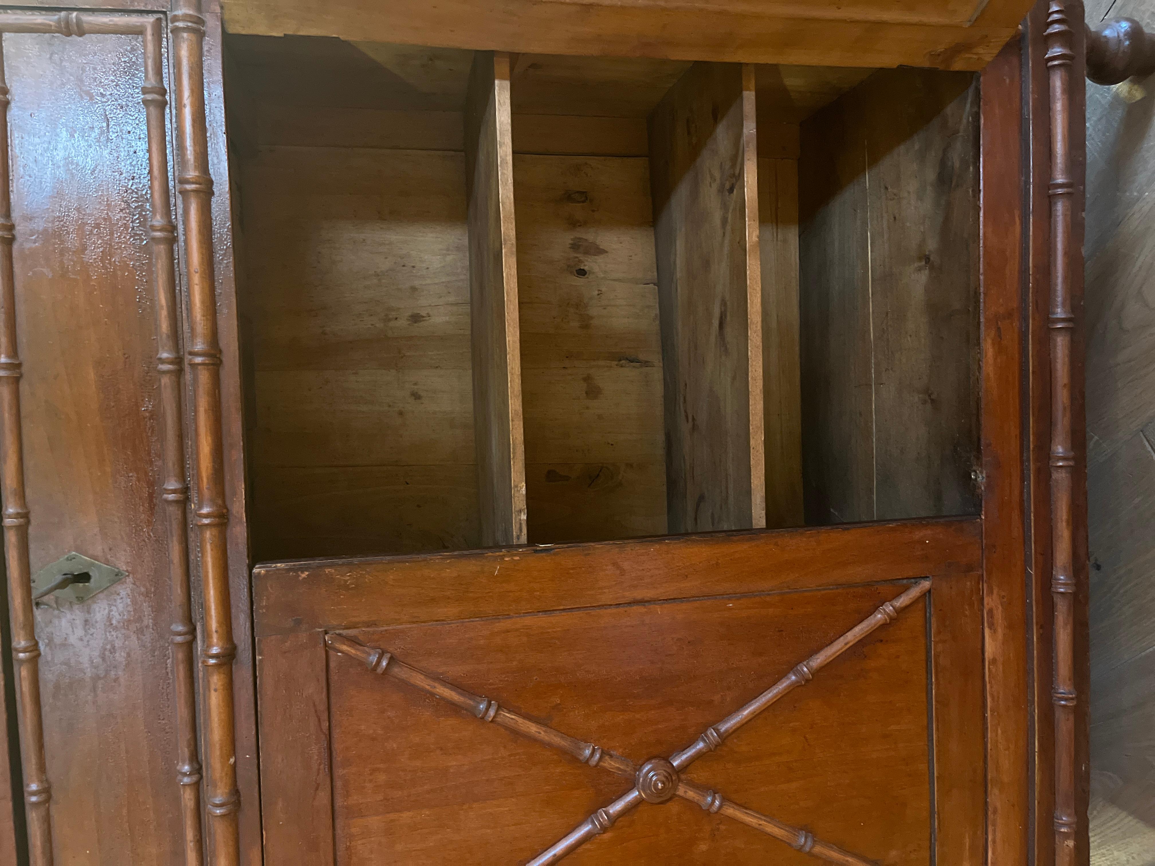 Legno Armadio francese in finto bambù in vendita