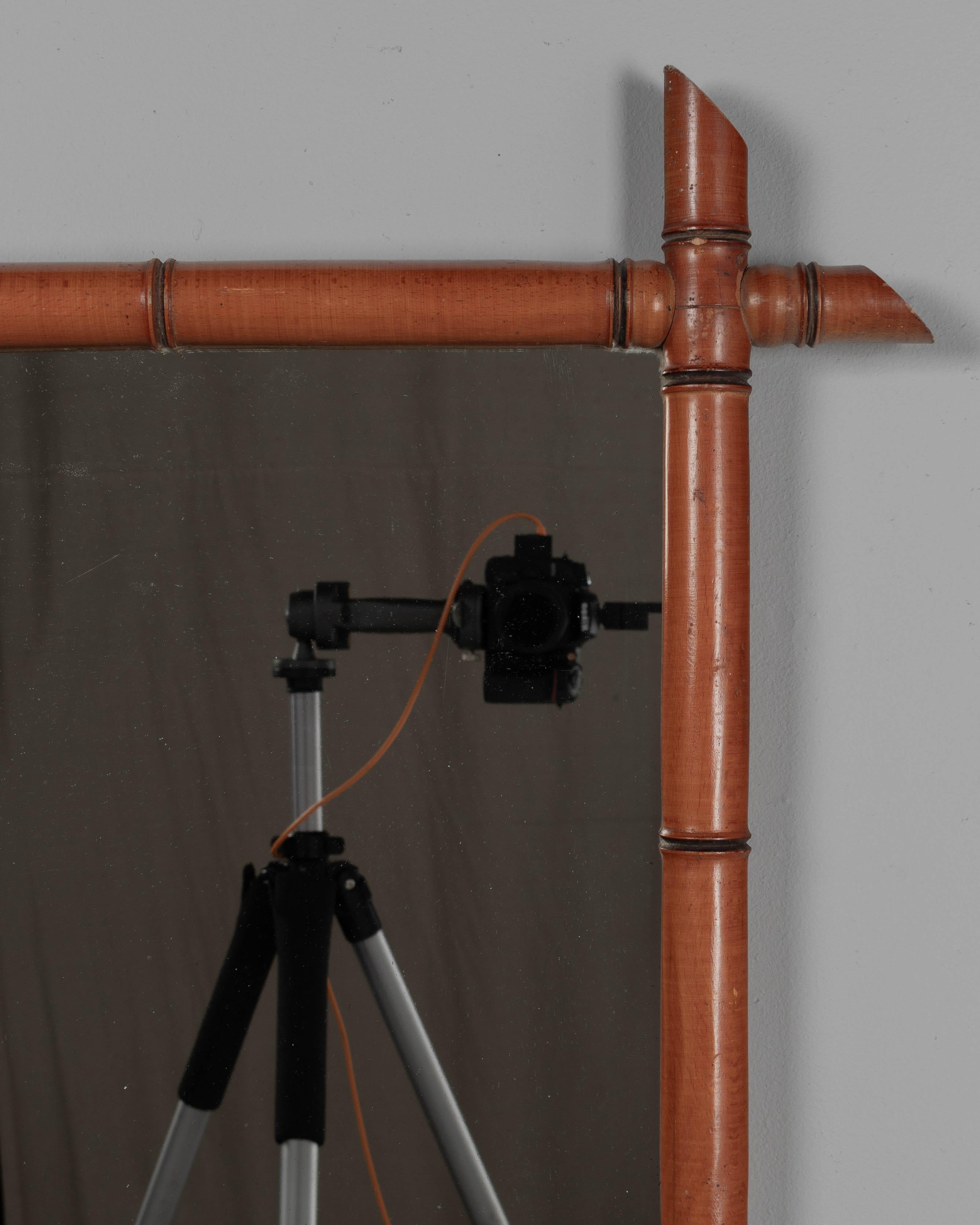 Francese Specchio francese in finto bambù e legno di ciliegio in vendita