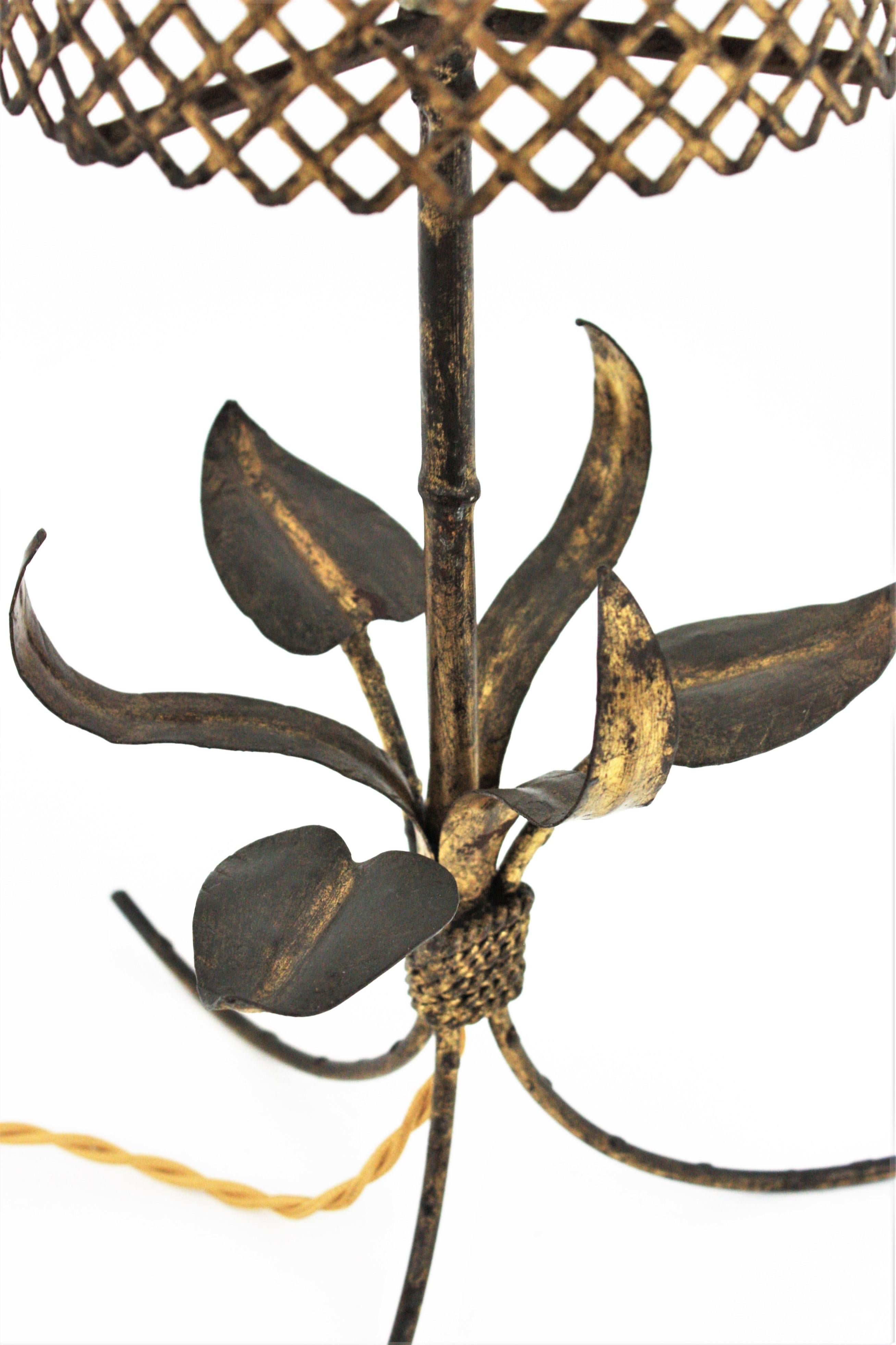 French Faux Bamboo Foliage Tripod Table Lamp in Gilt Metal, 1940s In Good Condition For Sale In Barcelona, ES