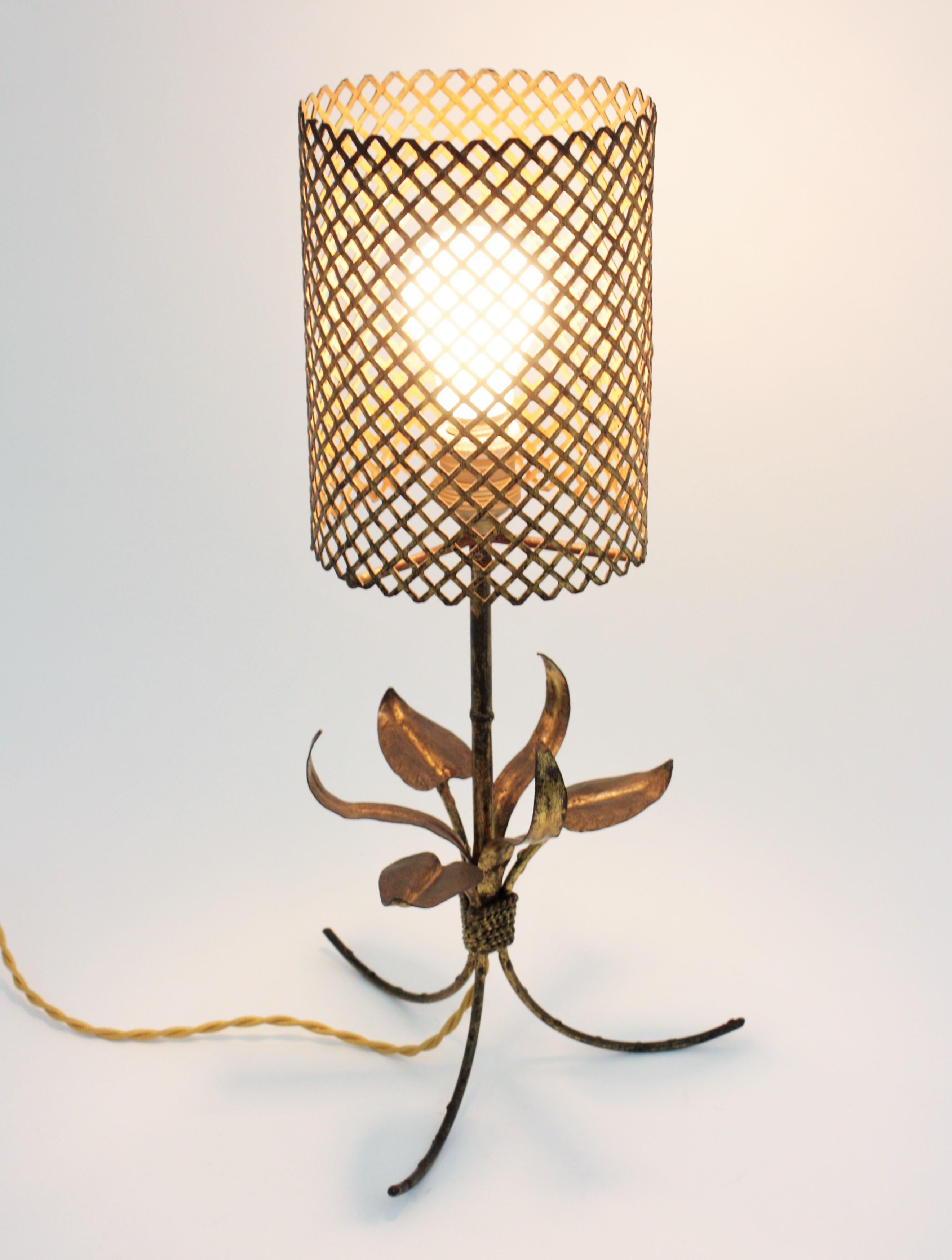 French Faux Bamboo Foliage Tripod Table Lamp in Gilt Metal, 1940s For Sale 1