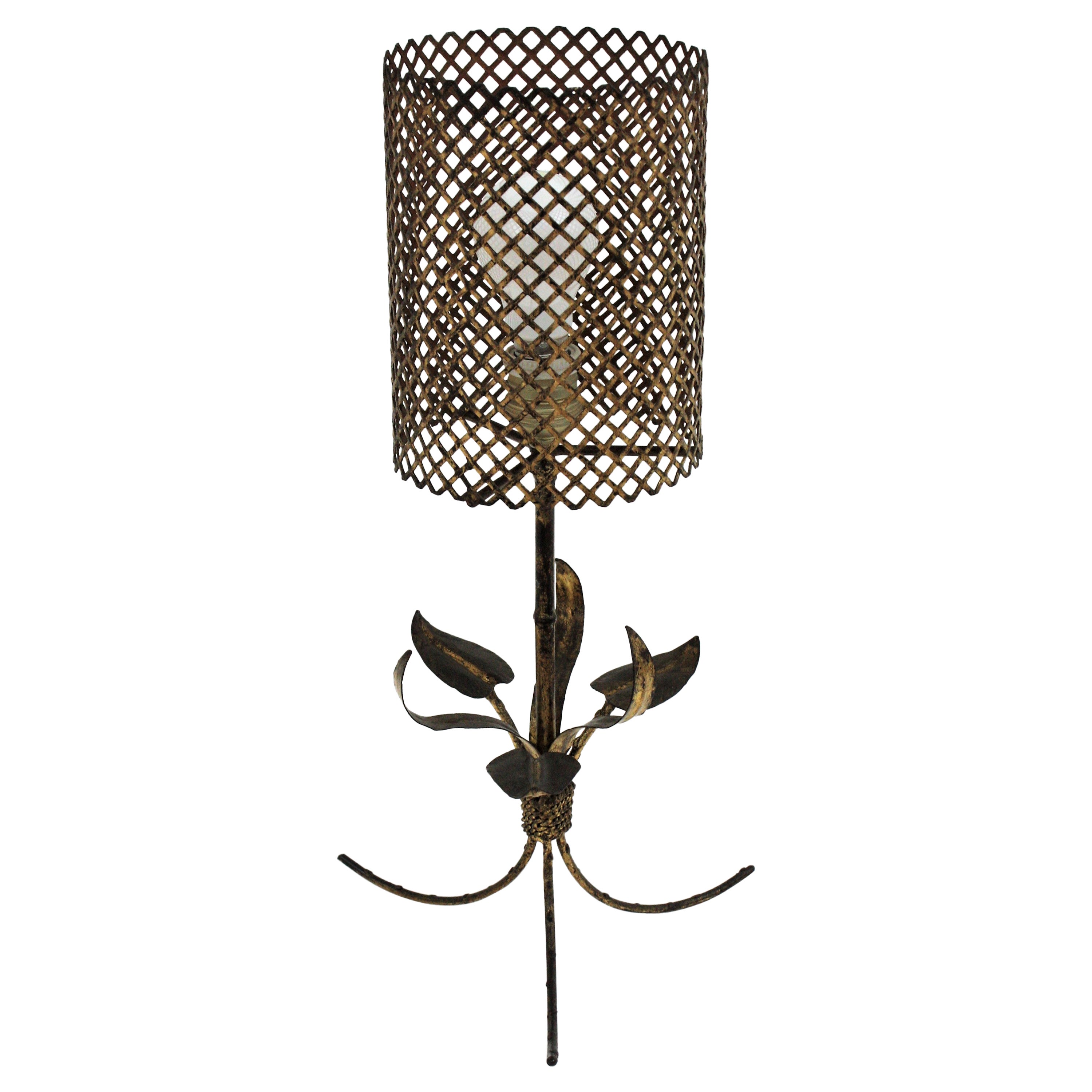 Lampada da tavolo francese a treppiede con fogliame di bambù finto in metallo dorato, anni '40 in vendita