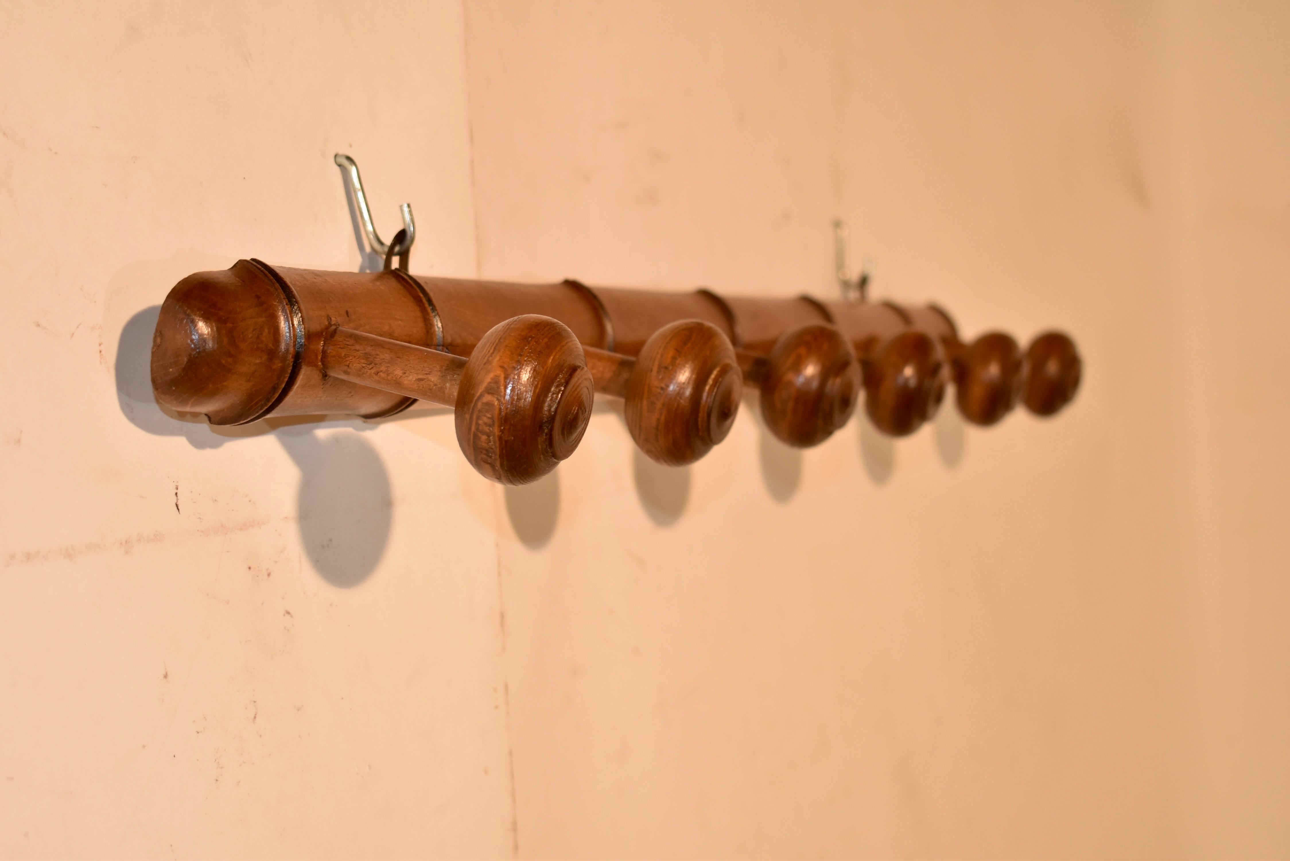 Tornito Scaffale per cappelli e cappotti in finto bambù francese, CIRCA 1920 in vendita