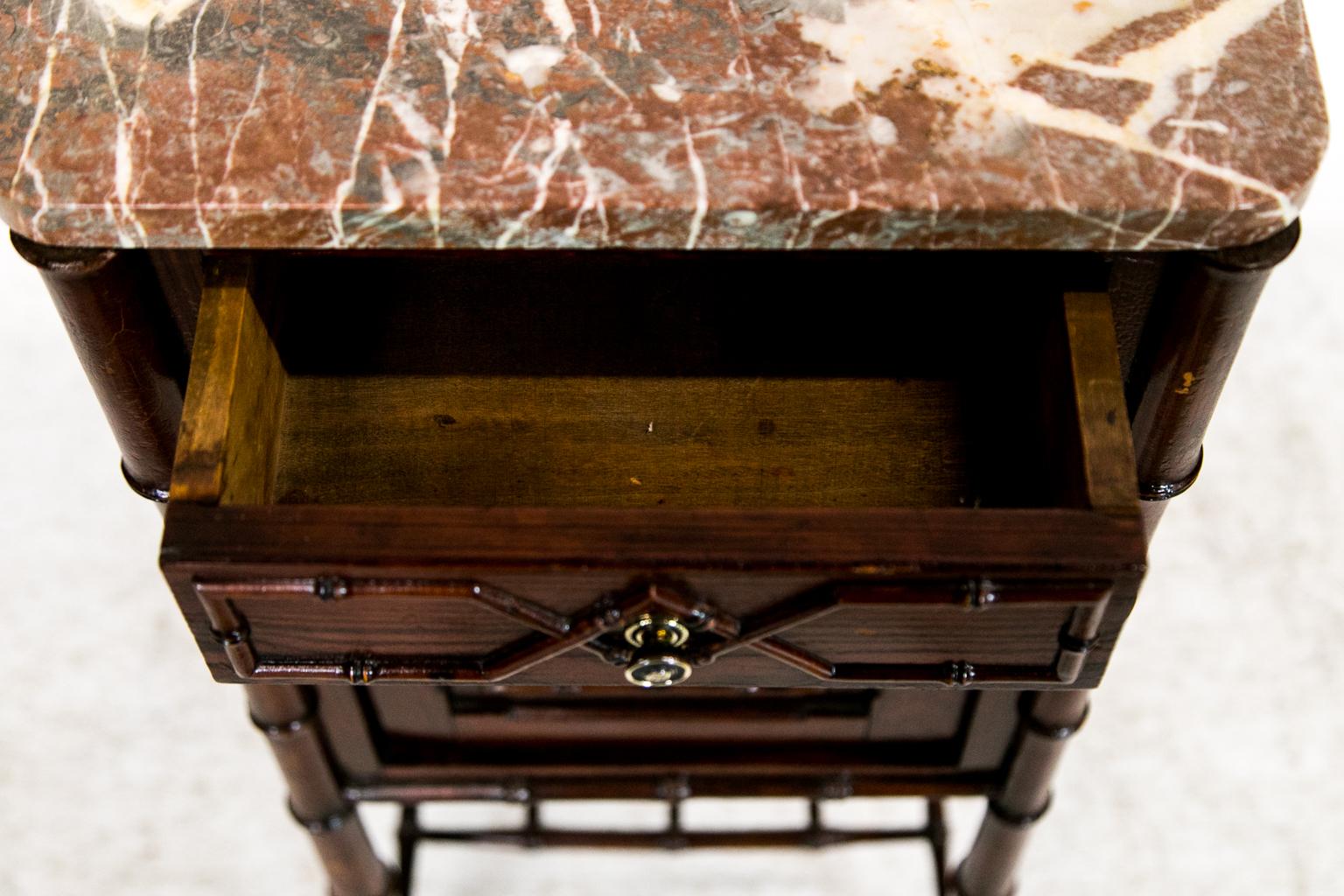 Laiton Table d'appoint/table de chevet française à plateau en marbre imitation bambou en vente