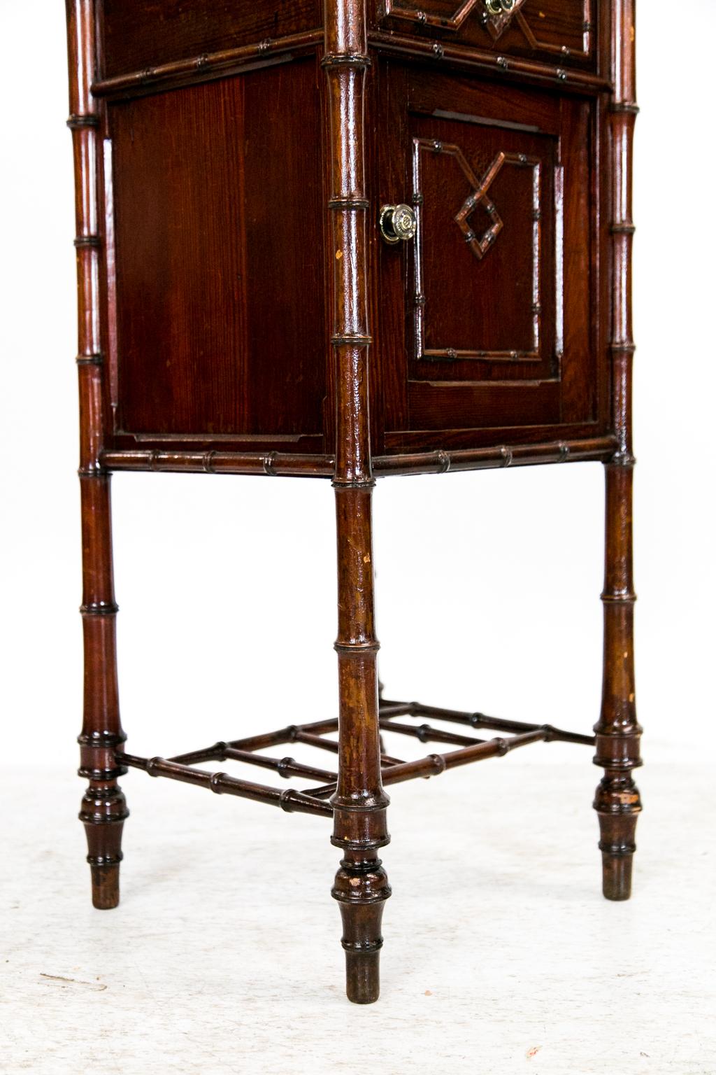 Table d'appoint/table de chevet française à plateau en marbre imitation bambou en vente 3
