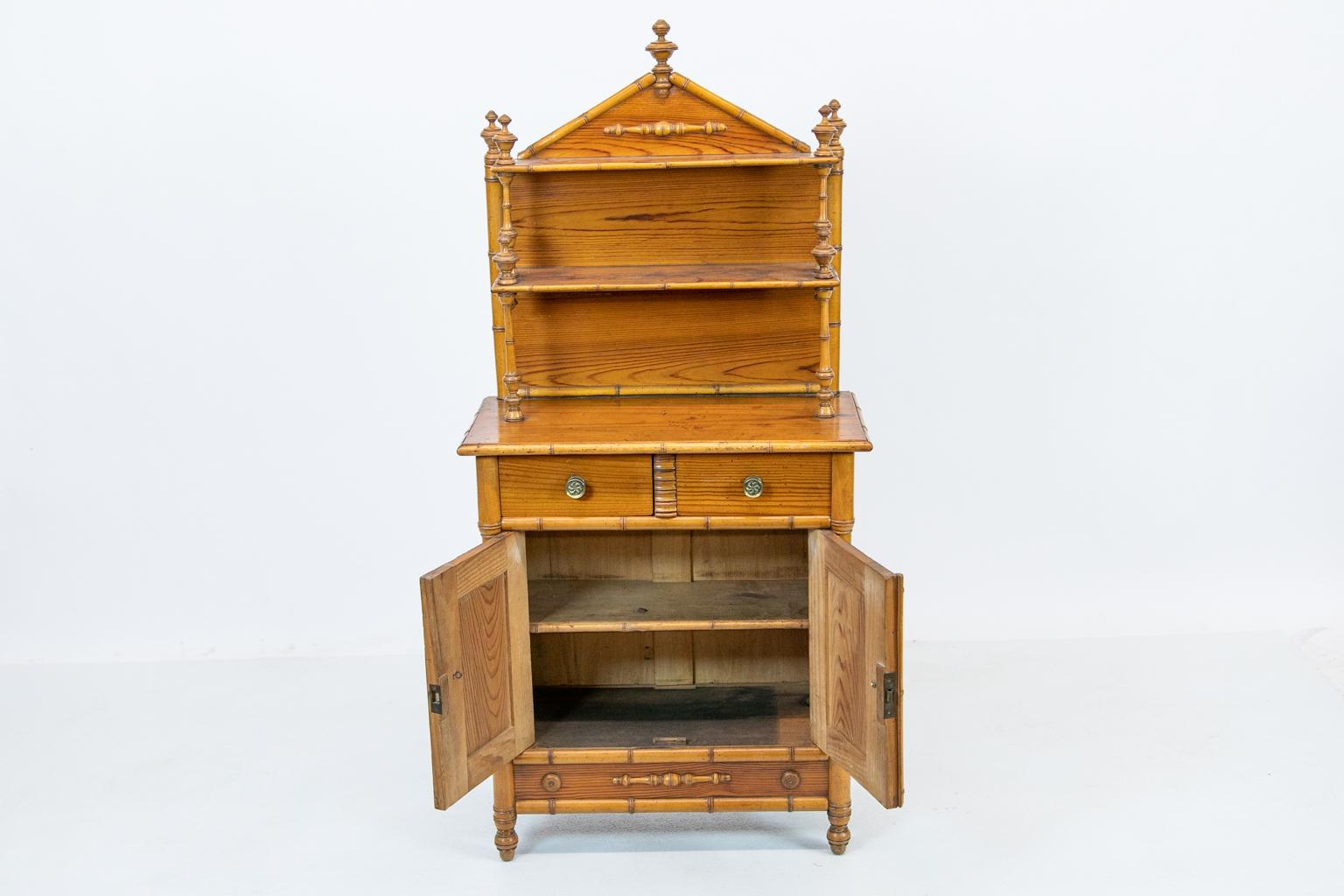 Französischer Miniatur-Etagere-Schrank aus Bambusimitat 6