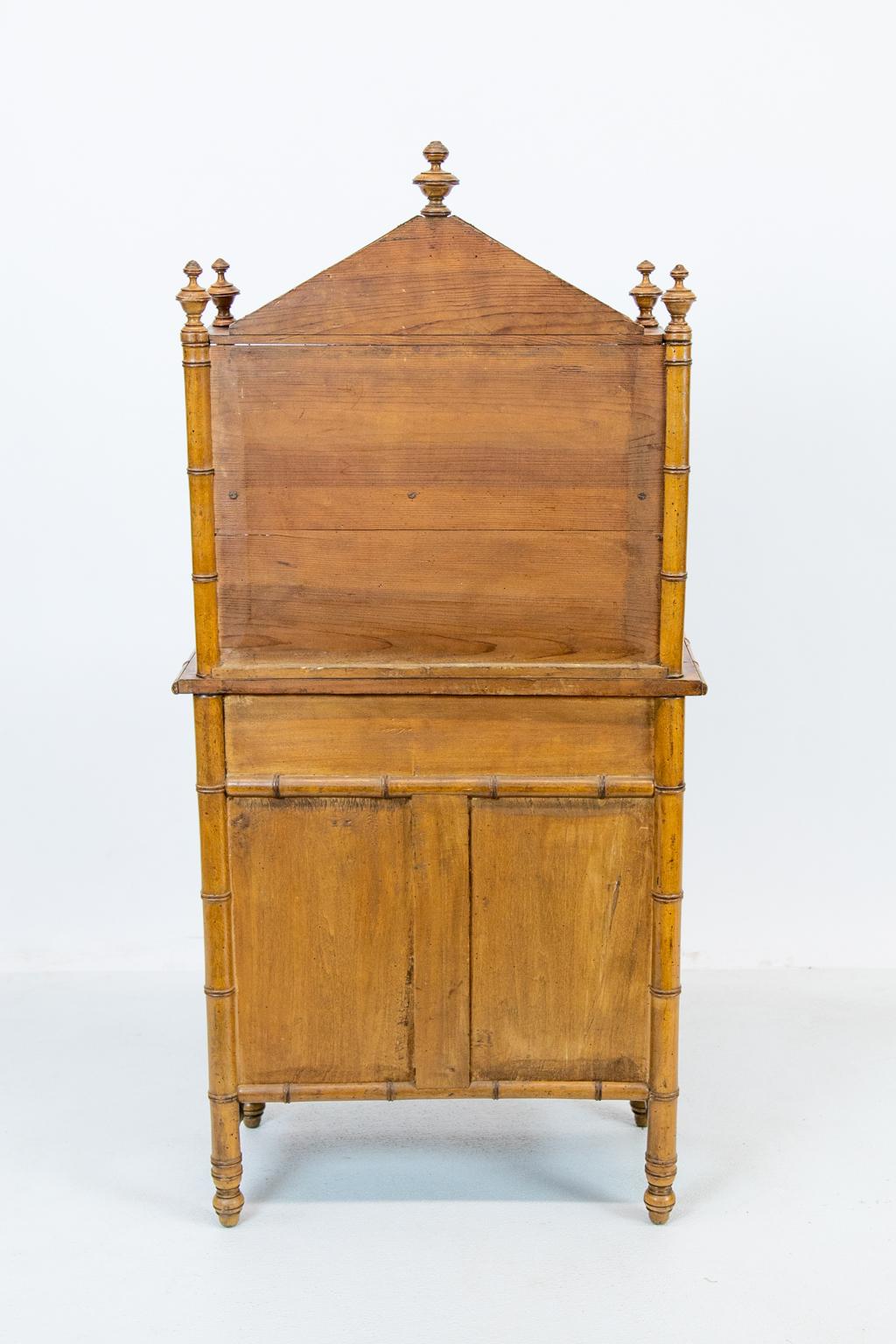 Französischer Miniatur-Etagere-Schrank aus Bambusimitat 9
