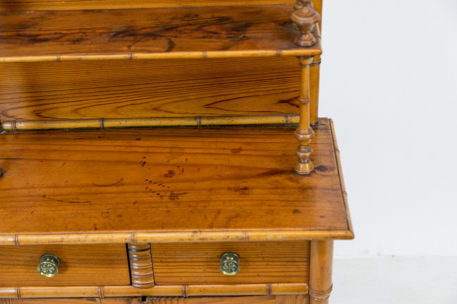 Französischer Miniatur-Etagere-Schrank aus Bambusimitat im Zustand „Gut“ in Wilson, NC