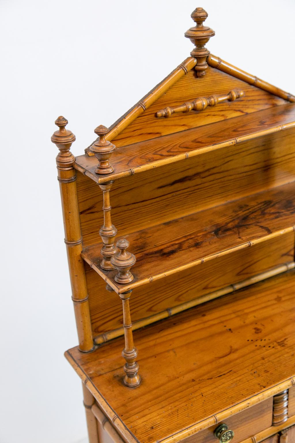 Französischer Miniatur-Etagere-Schrank aus Bambusimitat (Spätes 19. Jahrhundert)