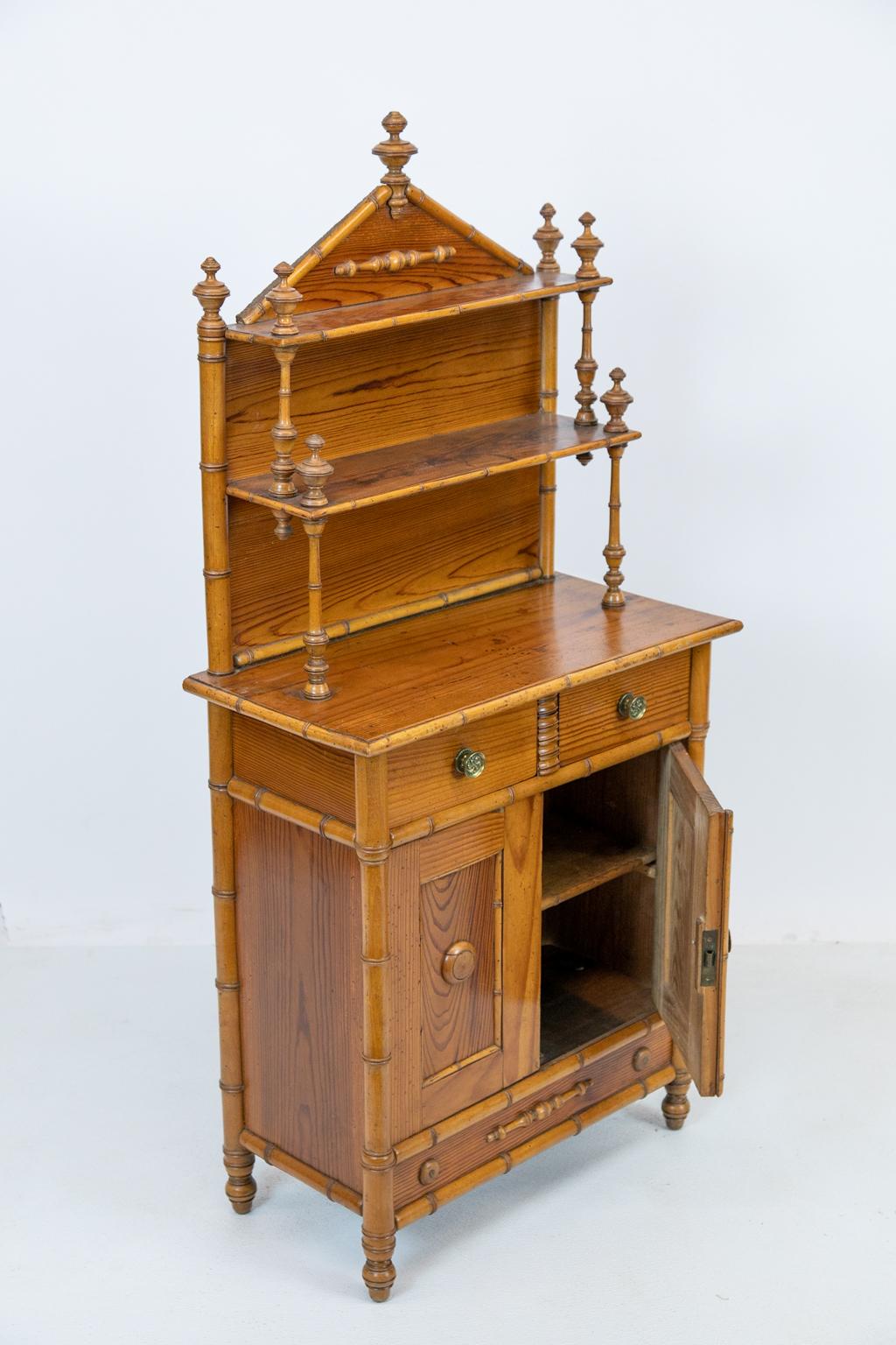 Französischer Miniatur-Etagere-Schrank aus Bambusimitat (Messing)