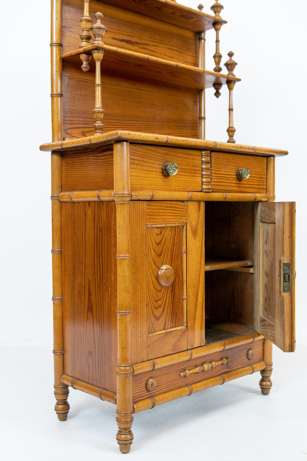 Französischer Miniatur-Etagere-Schrank aus Bambusimitat 2