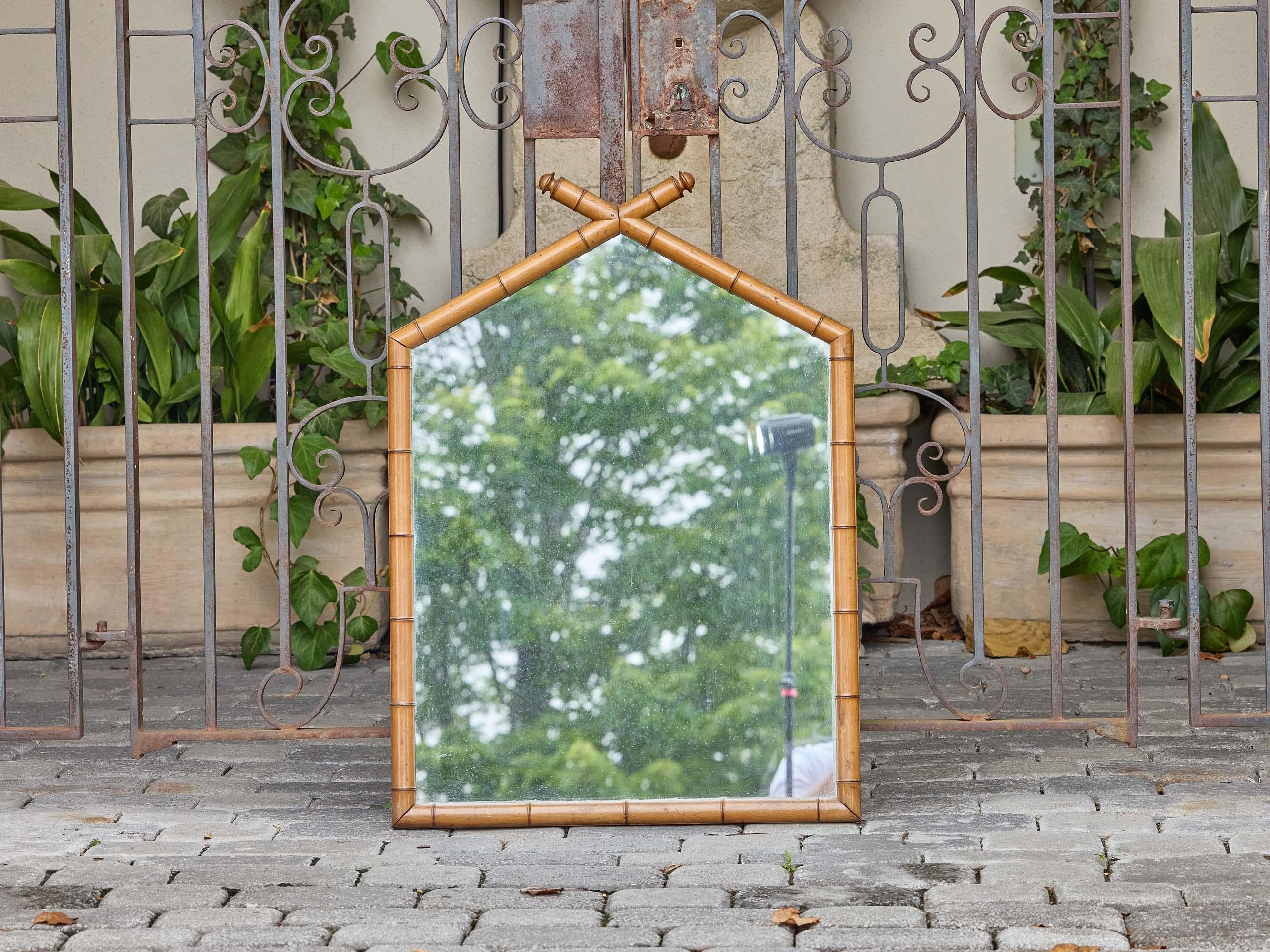 Specchio francese in finto bambù con picco stilizzato e pinne incrociate, circa 1920 in vendita 2
