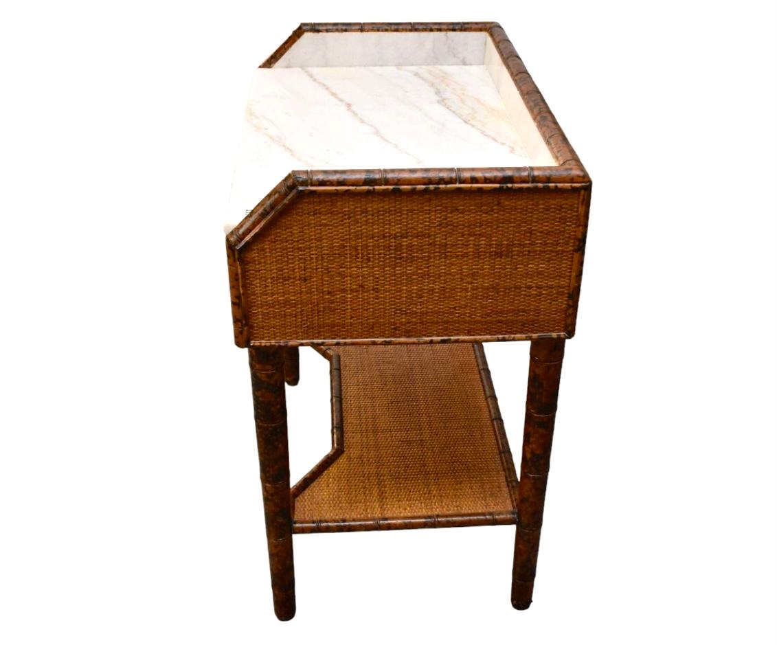 Francese Tavolino in rattan francese in finto bambù con piano in marmo in vendita