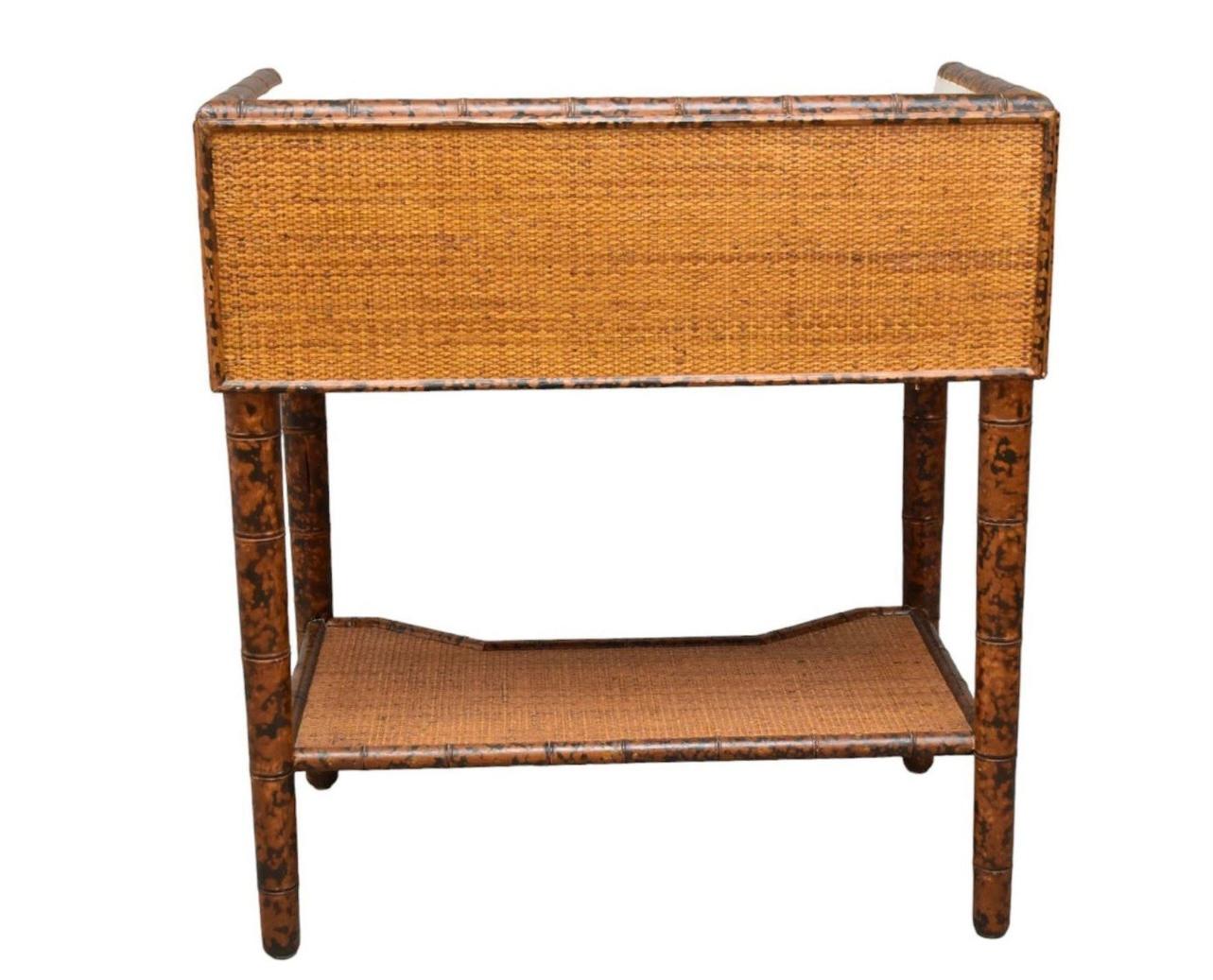 Tavolino in rattan francese in finto bambù con piano in marmo In condizioni buone in vendita a Bradenton, FL