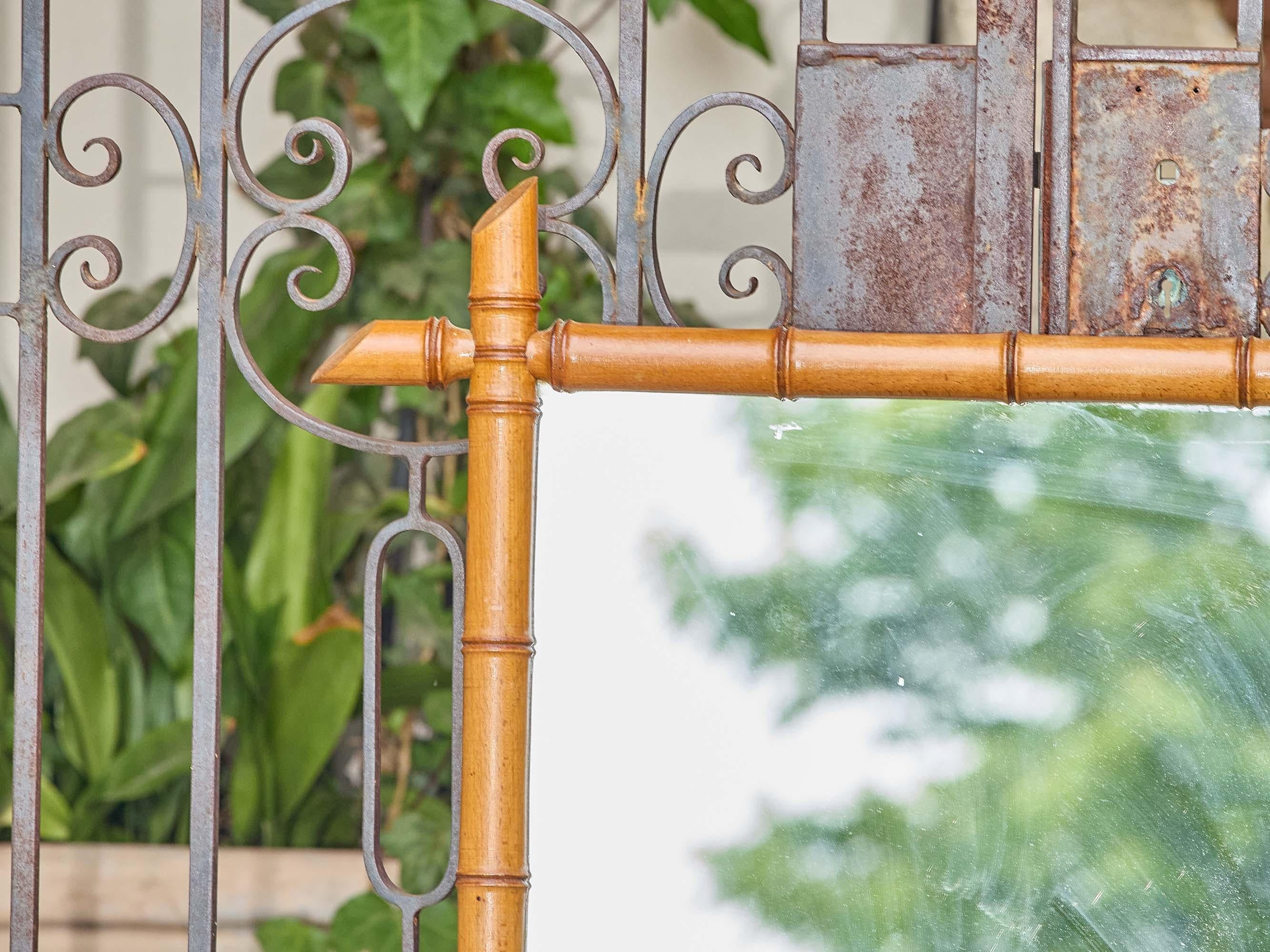 Francese Specchio da parete francese in finto bambù con legno intagliato, circa 1900 in vendita