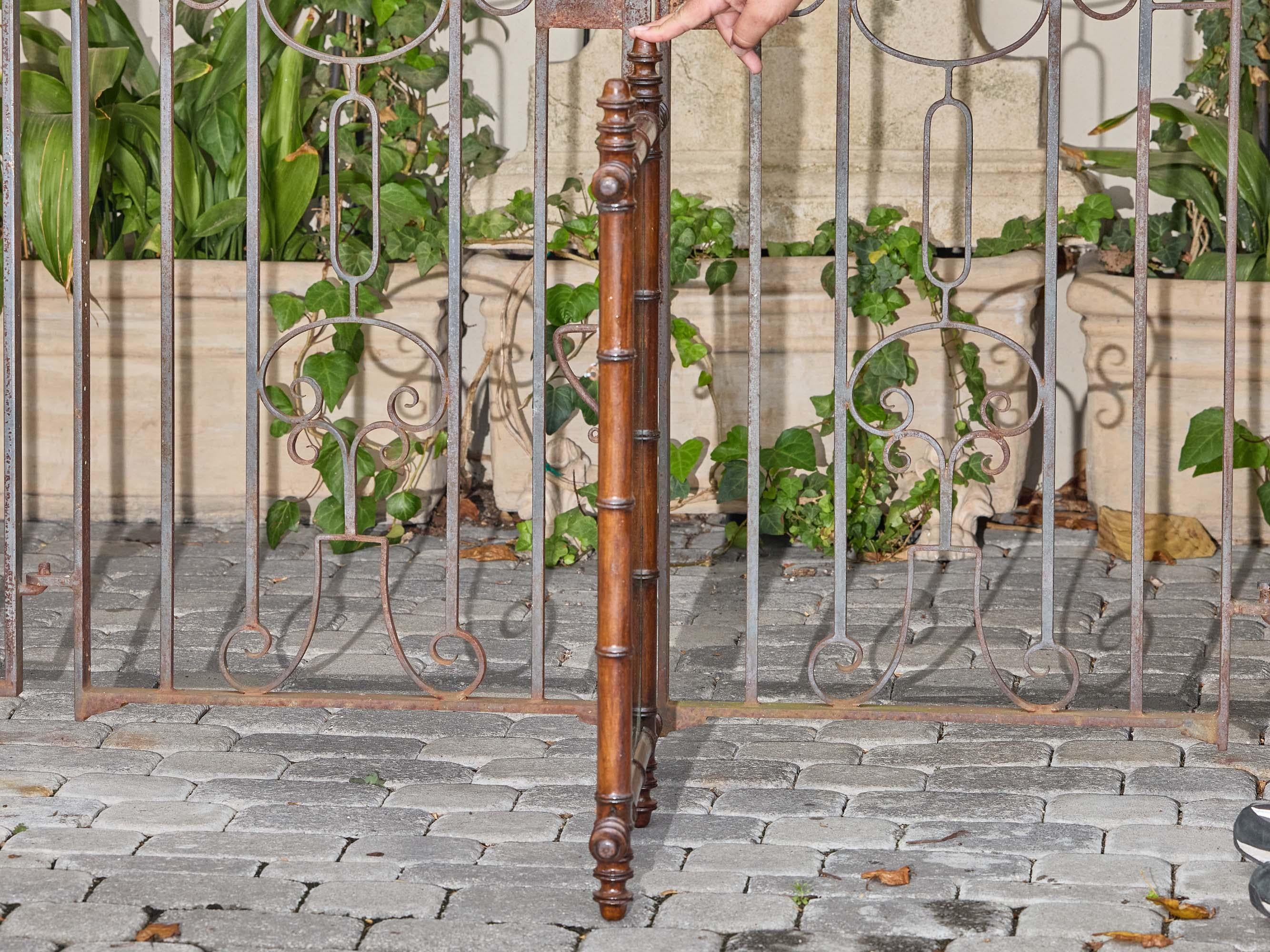 Specchio da parete francese in finto bambù con legno tinto scuro, circa 1900 In condizioni buone in vendita a Atlanta, GA