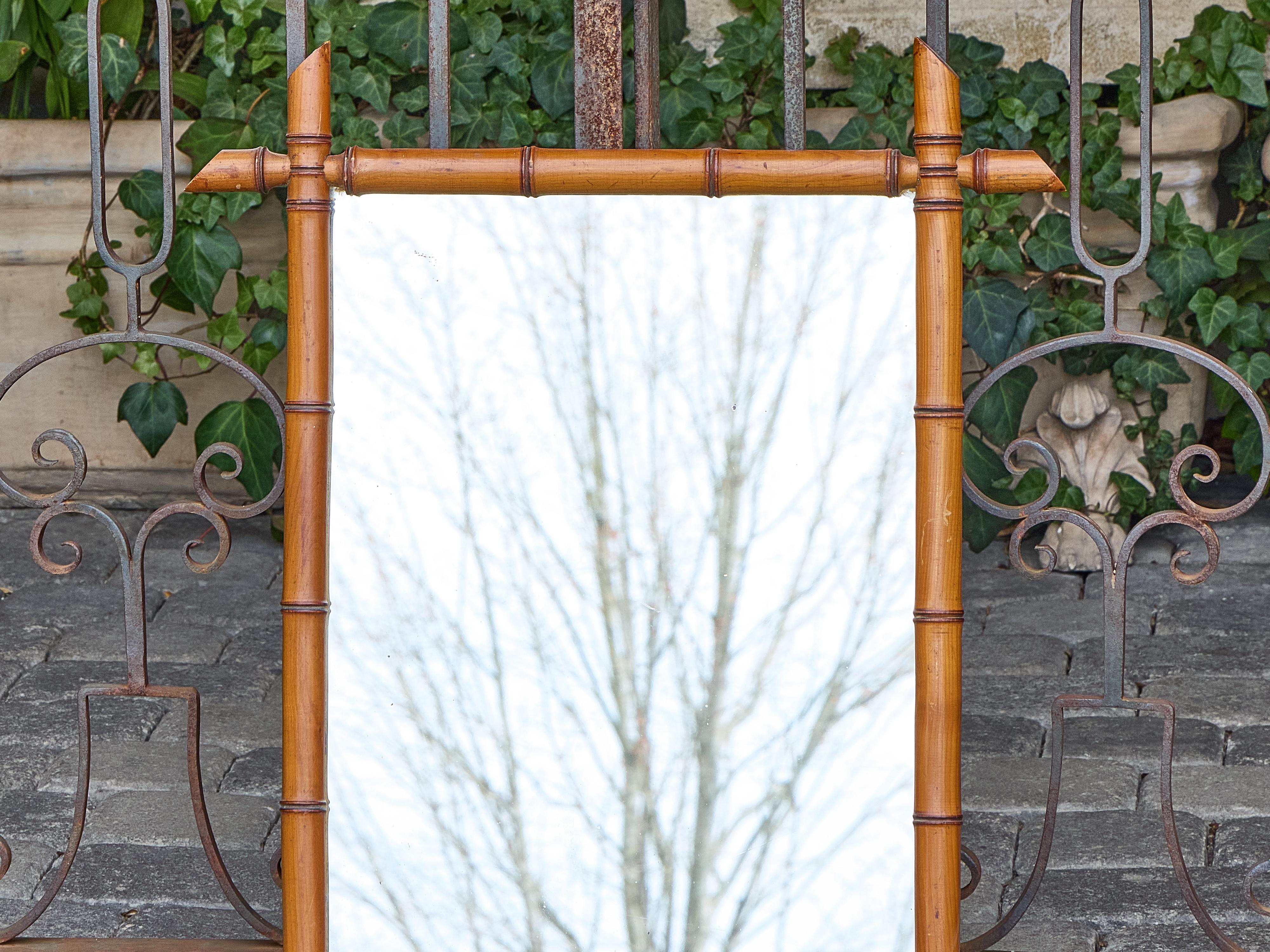 Rustique Miroir mural en faux bambou avec cadre sculpté, vers 1900 en vente