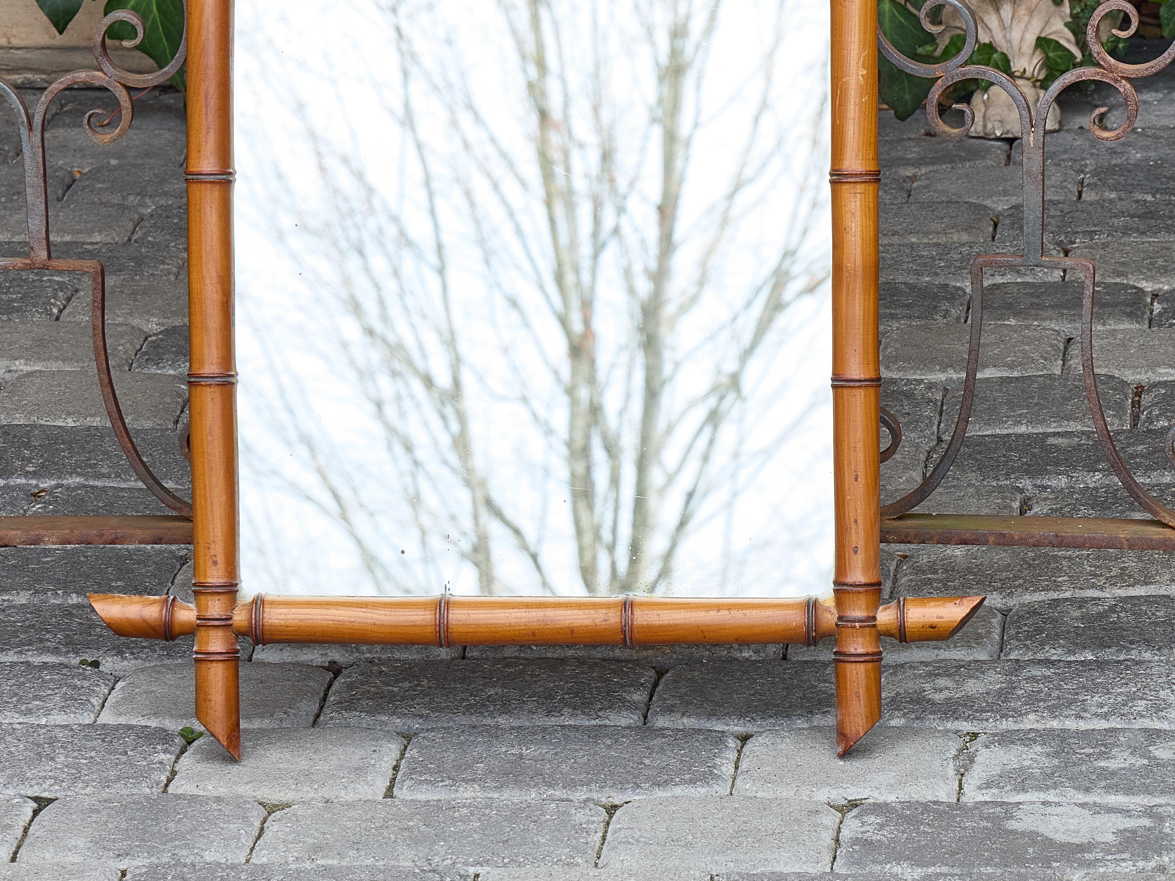 Tourné Miroir mural en faux bambou avec cadre sculpté, vers 1900 en vente