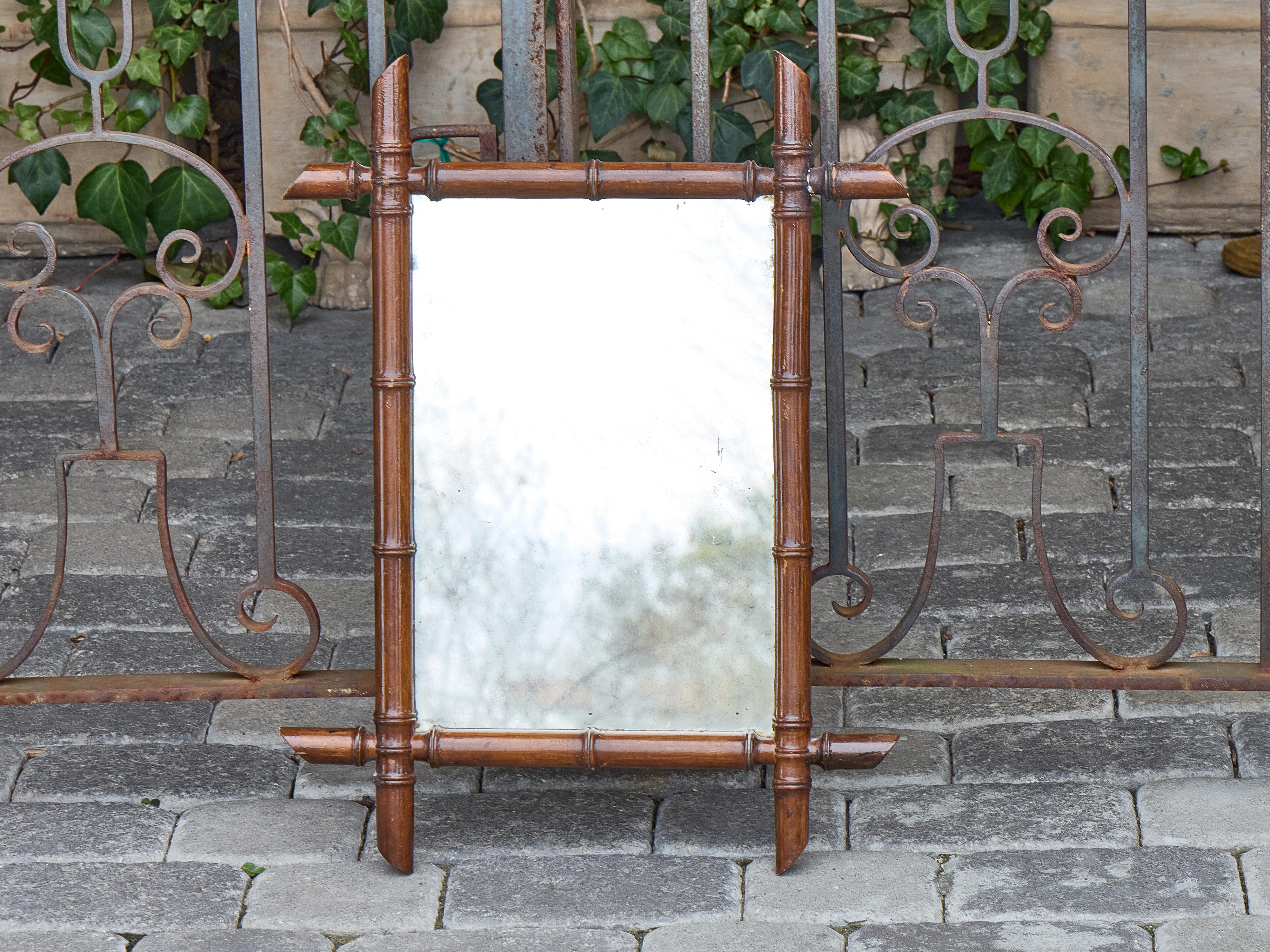 Miroir français en faux bambou et noyer avec cadre sculpté, vers 1900 en vente 5