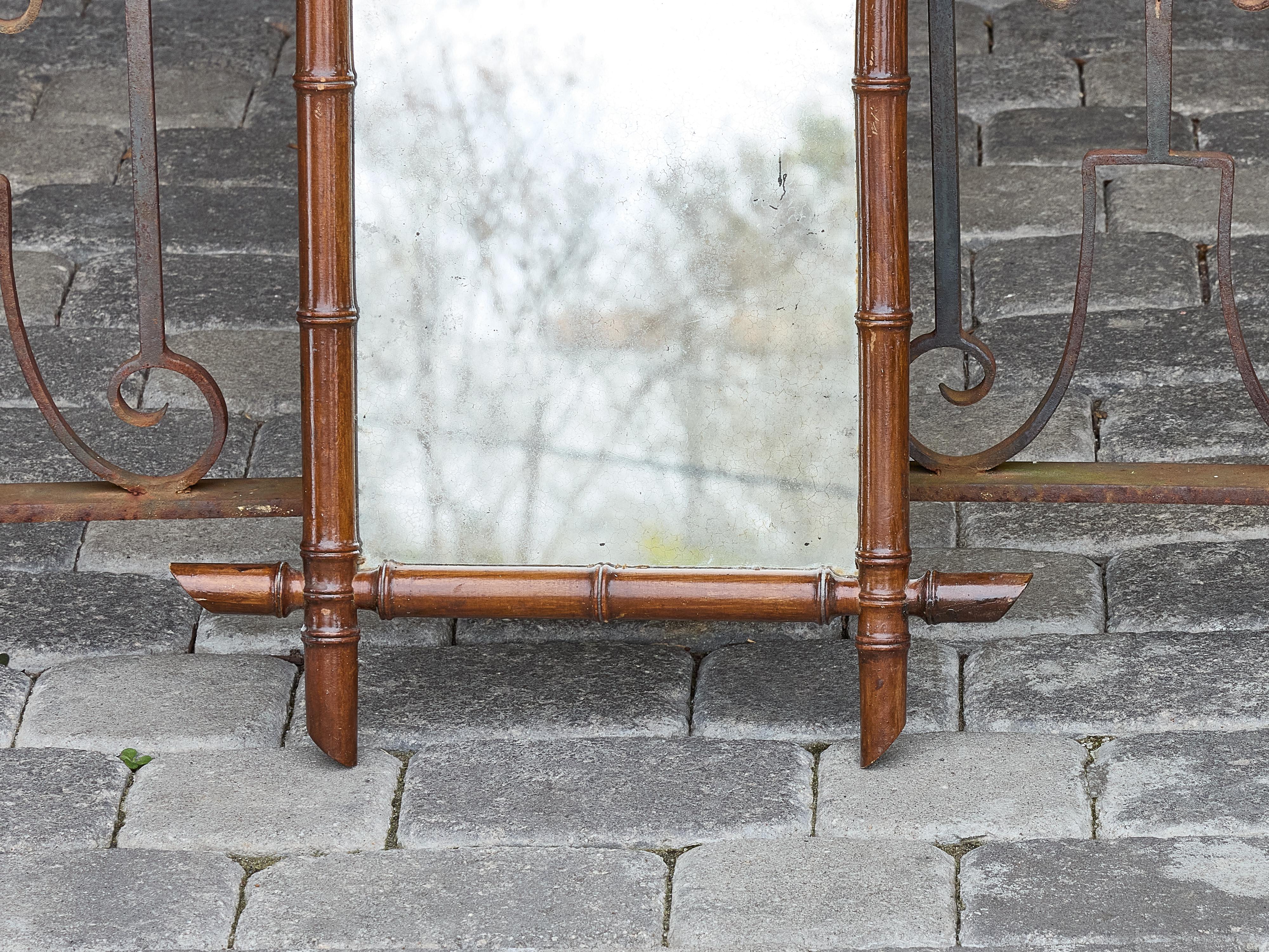 Rustique Miroir français en faux bambou et noyer avec cadre sculpté, vers 1900 en vente