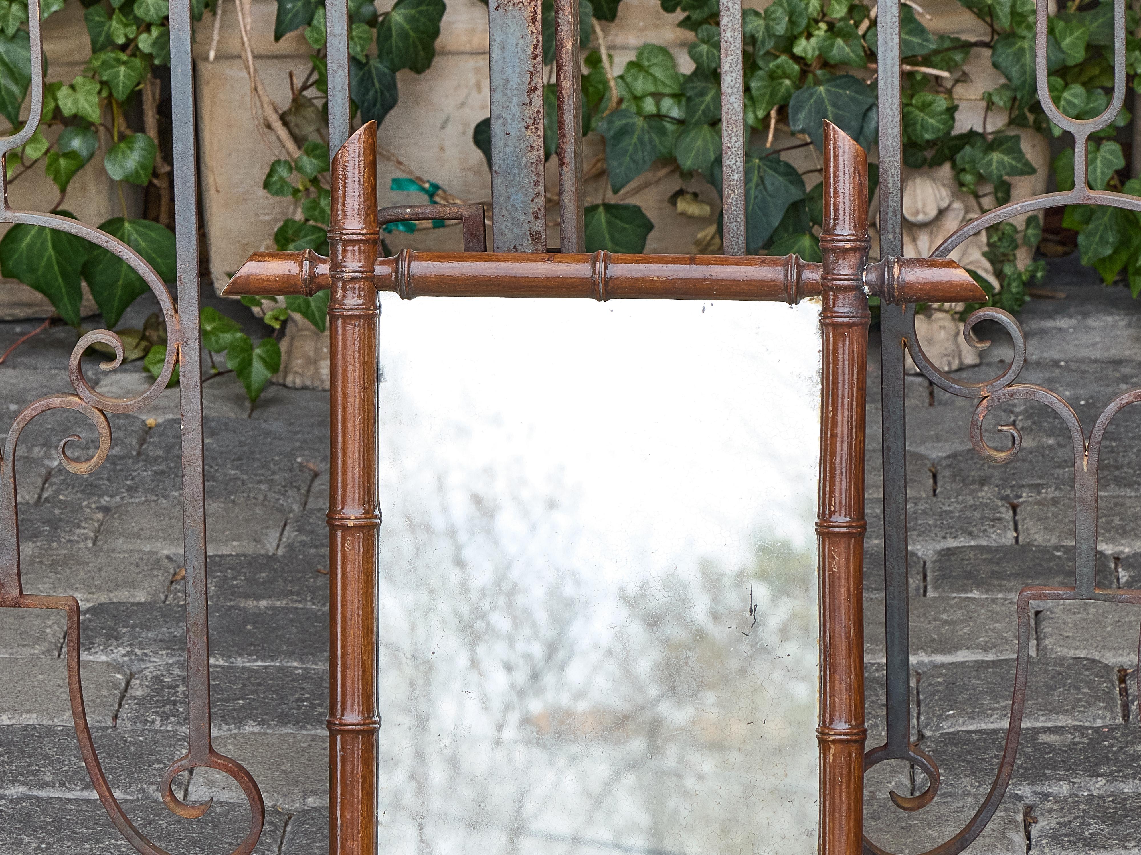 Français Miroir français en faux bambou et noyer avec cadre sculpté, vers 1900 en vente