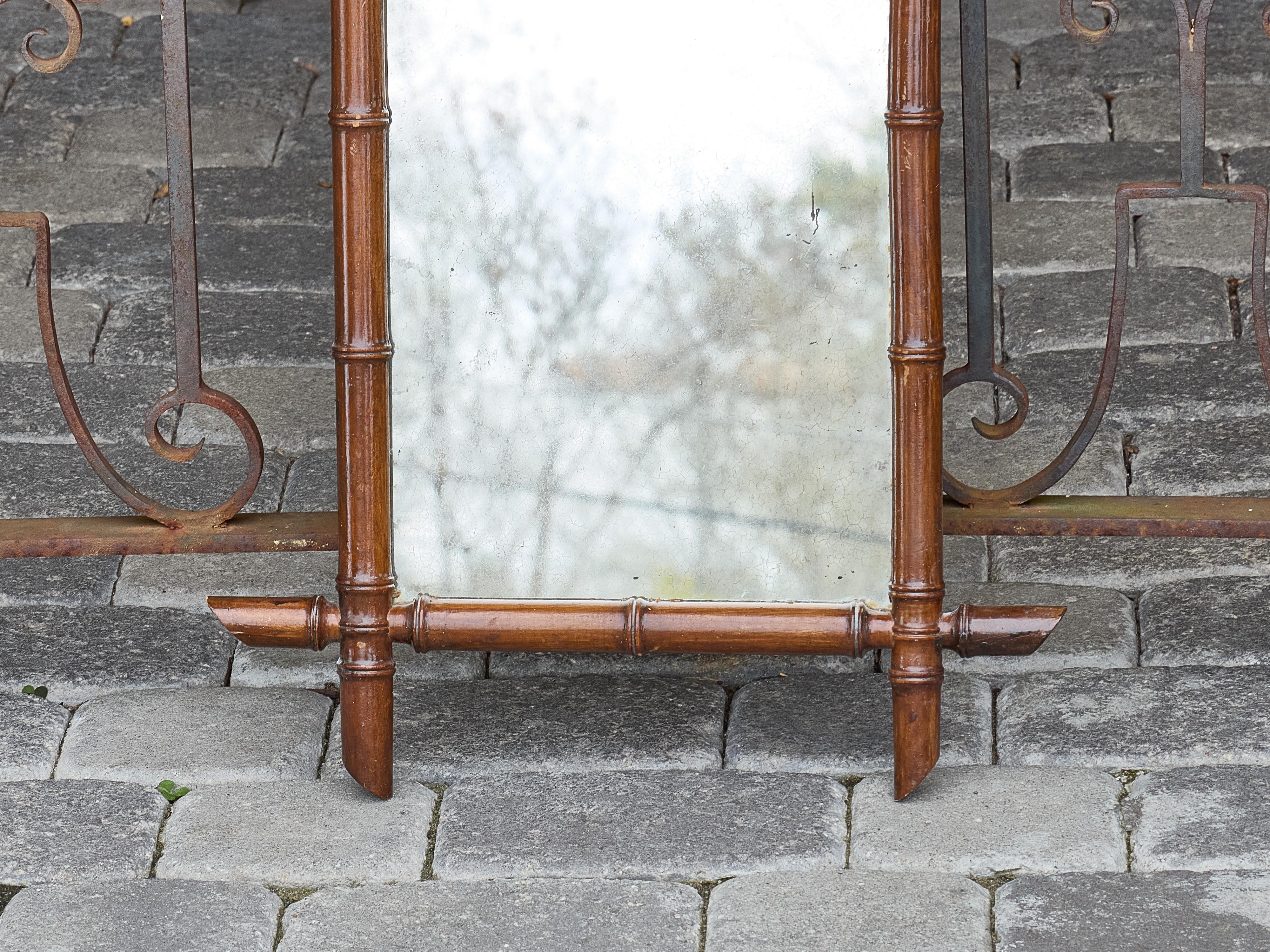 Miroir français en faux bambou et noyer avec cadre sculpté, vers 1900 Bon état - En vente à Atlanta, GA