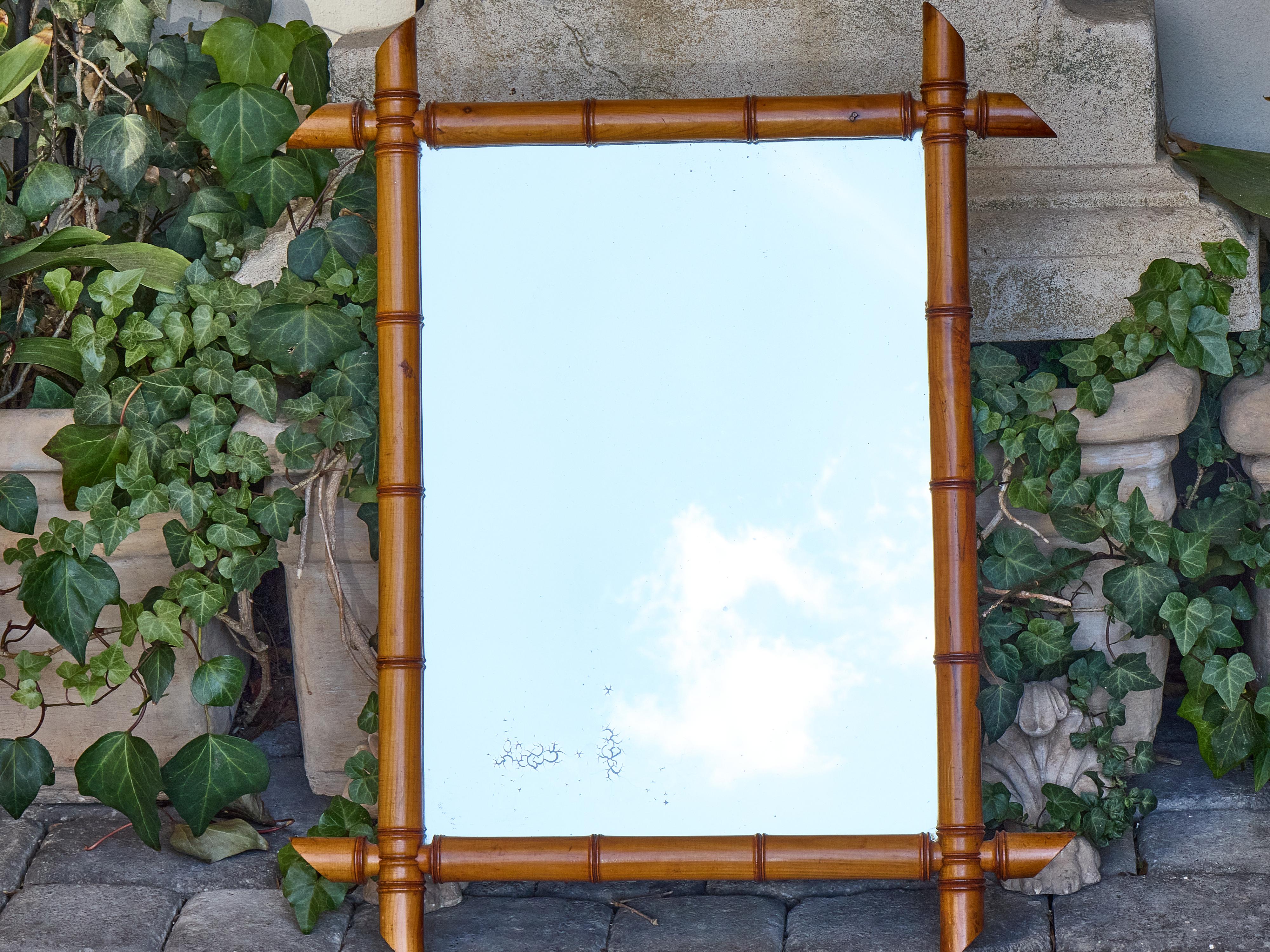 Miroir français en faux bambou et noyer avec coins percés, vers 1900 en vente 5