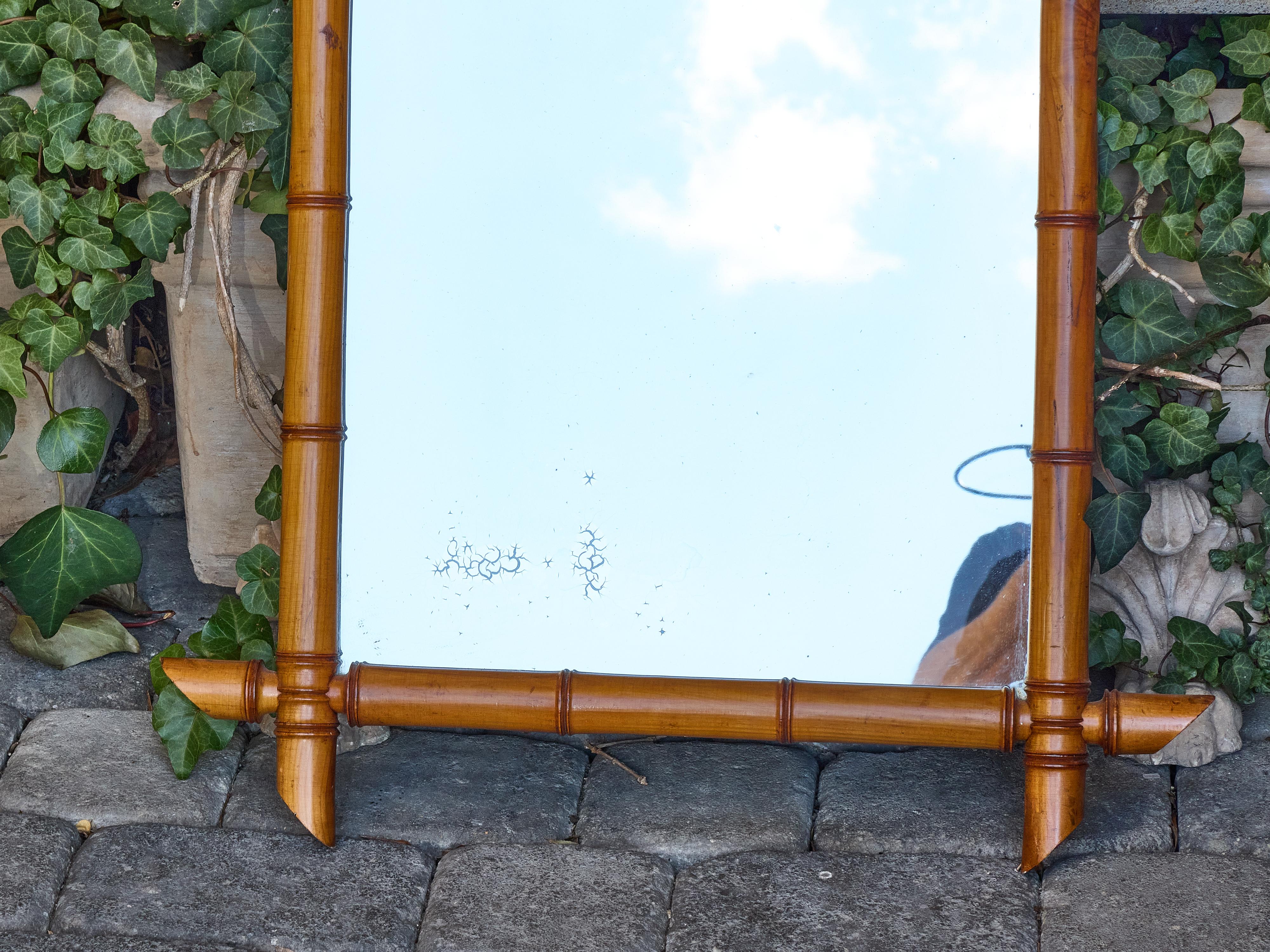 Miroir français en faux bambou et noyer avec coins percés, vers 1900 Bon état - En vente à Atlanta, GA