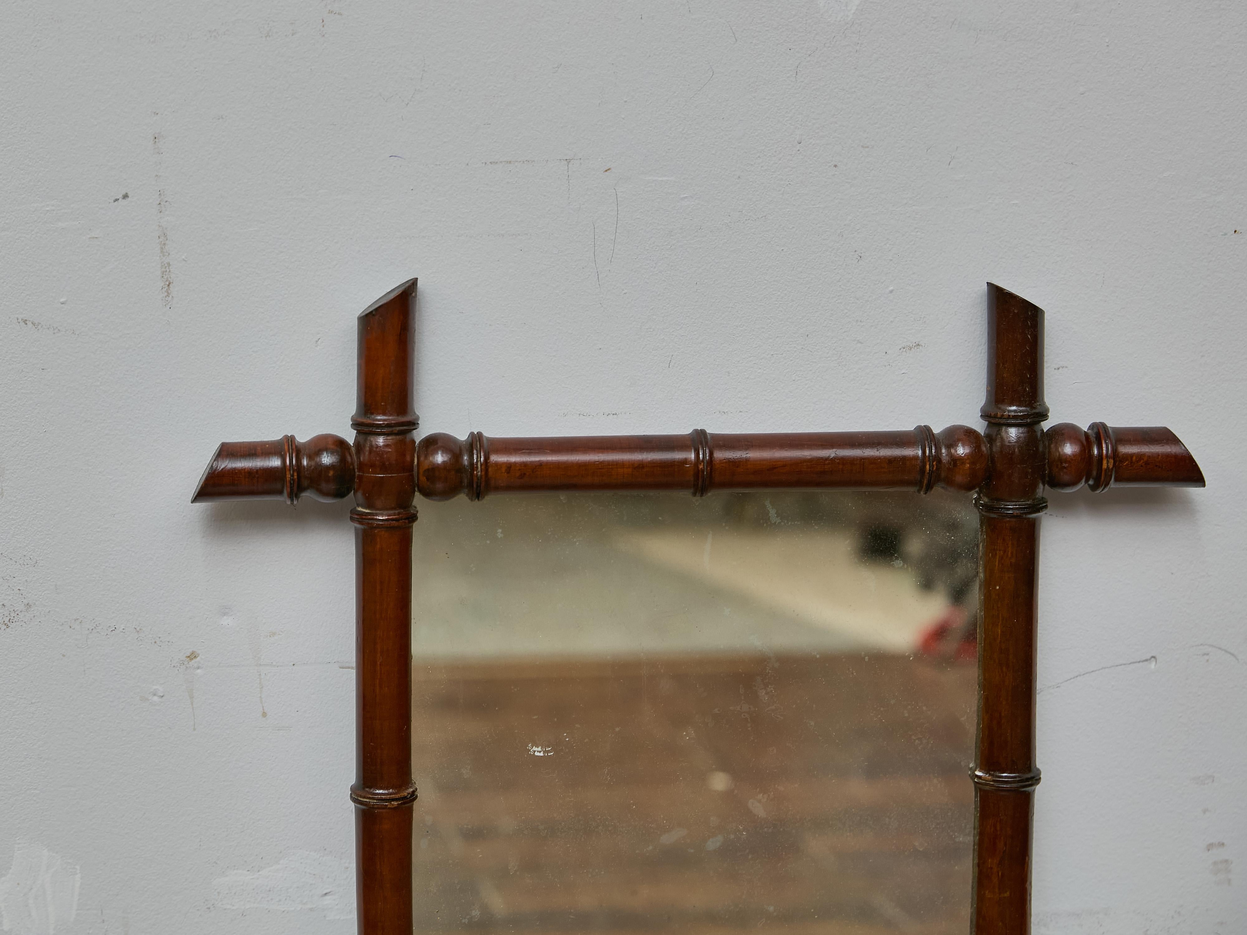 Français Miroir français en faux bambou et noyer avec détails tournés, vers 1900 en vente