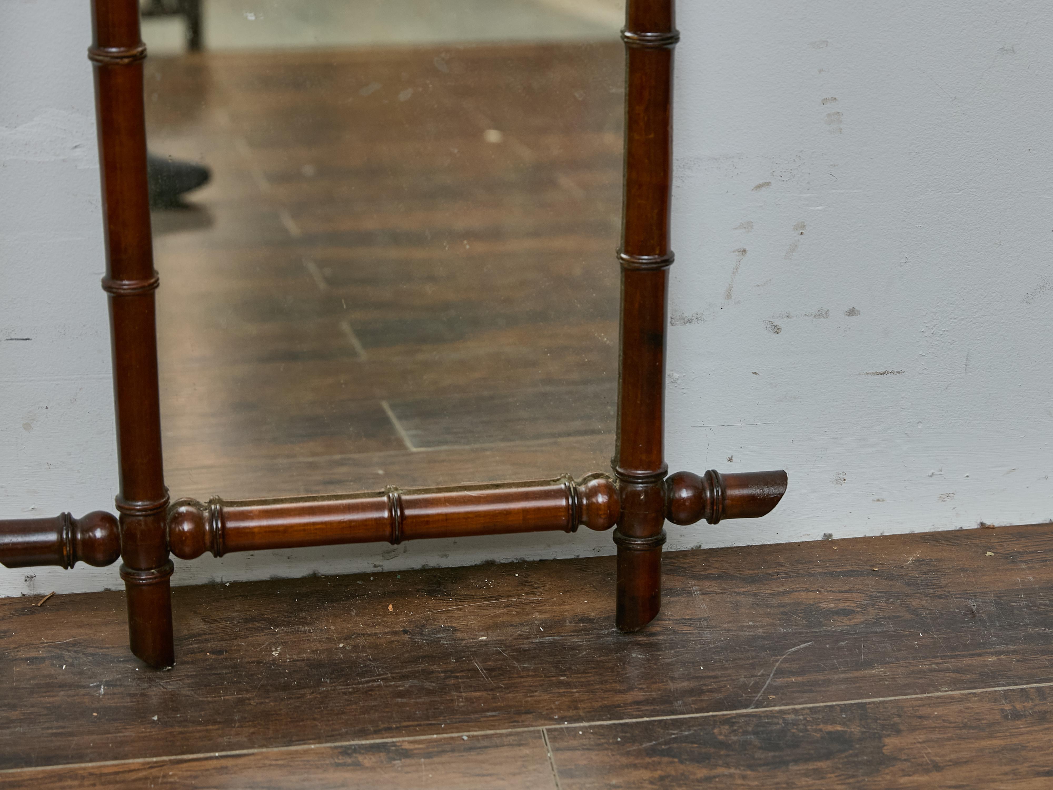 Miroir français en faux bambou et noyer avec détails tournés, vers 1900 Bon état - En vente à Atlanta, GA
