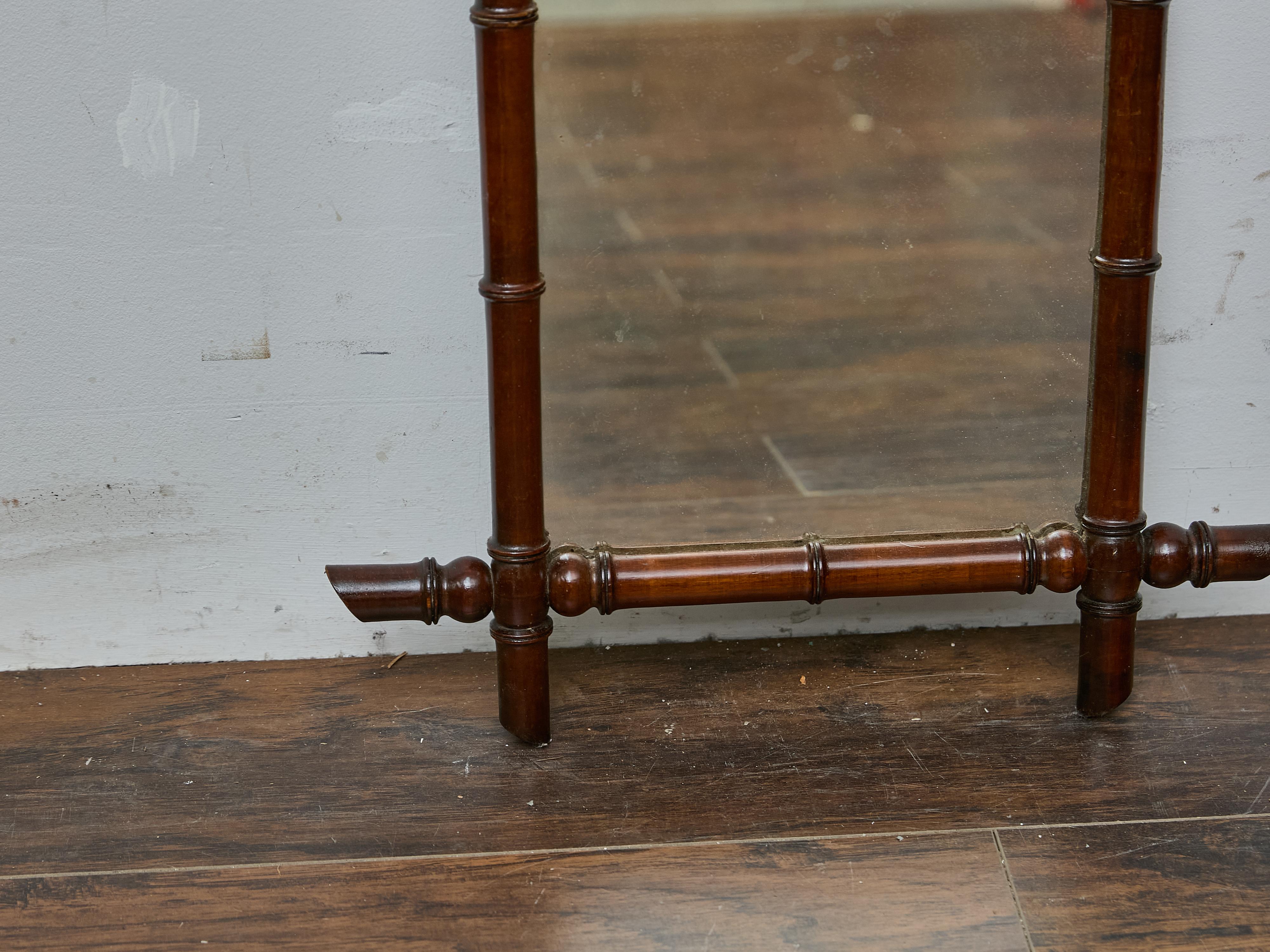 20ième siècle Miroir français en faux bambou et noyer avec détails tournés, vers 1900 en vente
