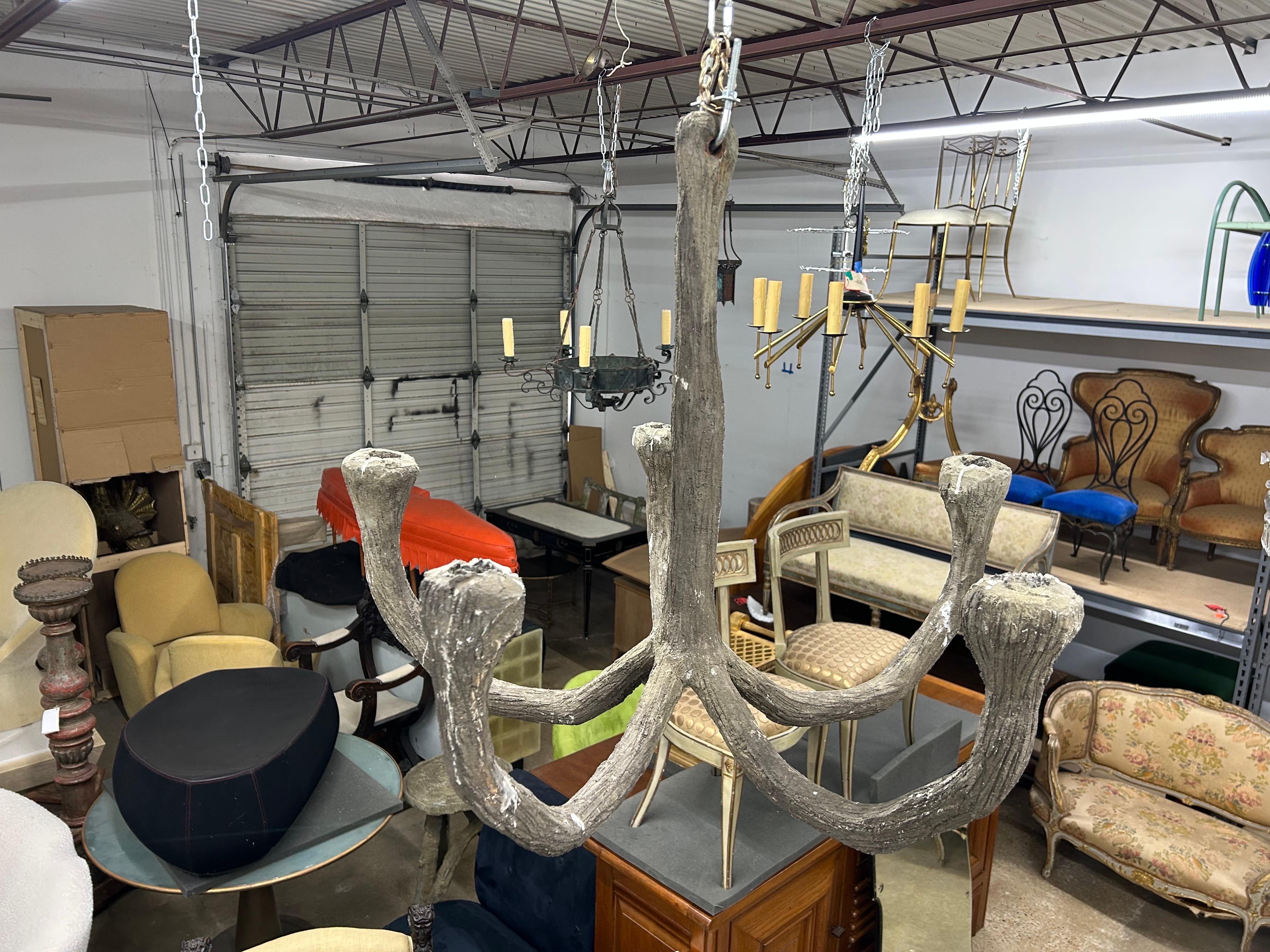 Français Lustre français en faux bois en vente