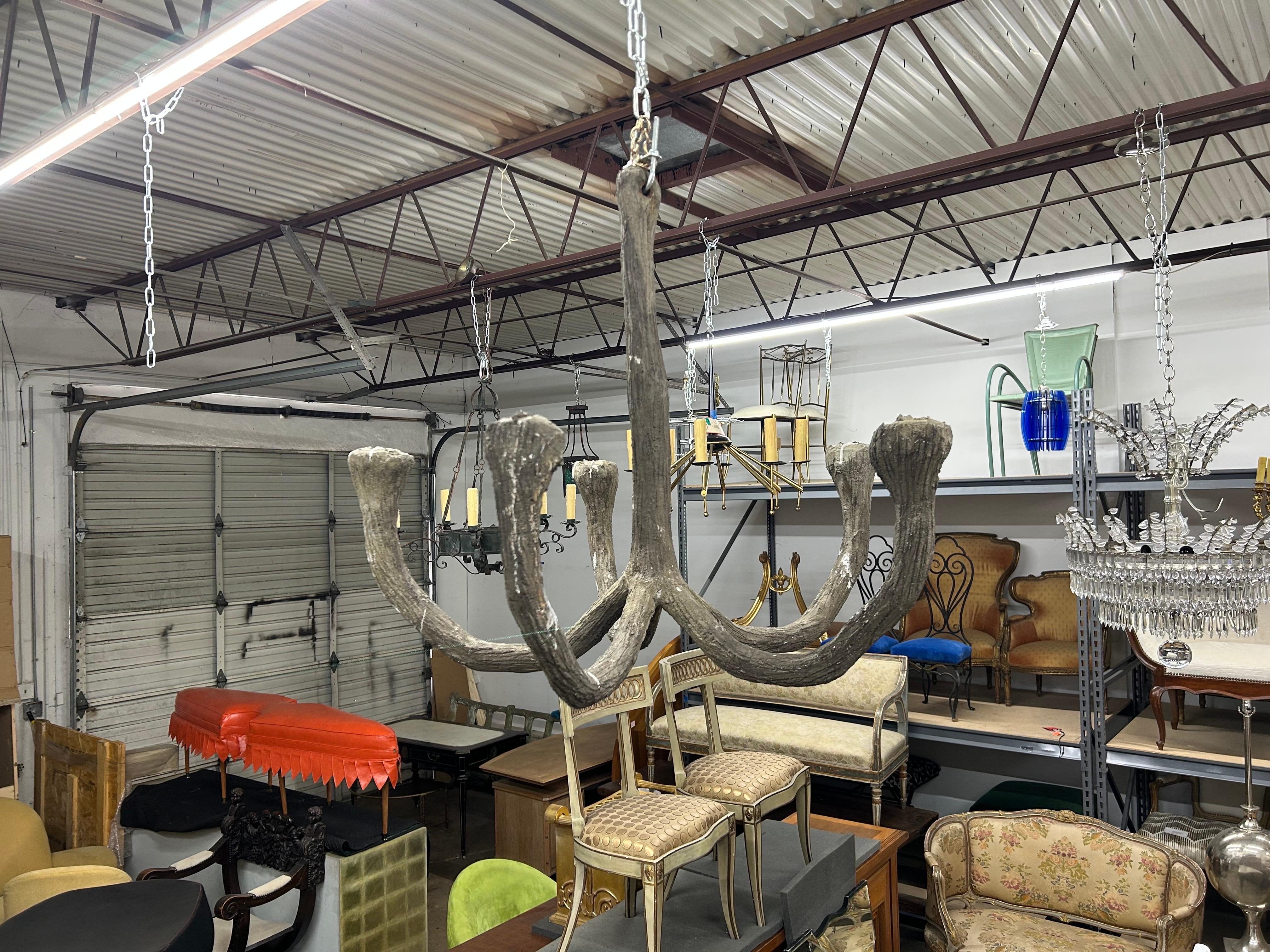 Lustre français en faux bois en vente 1
