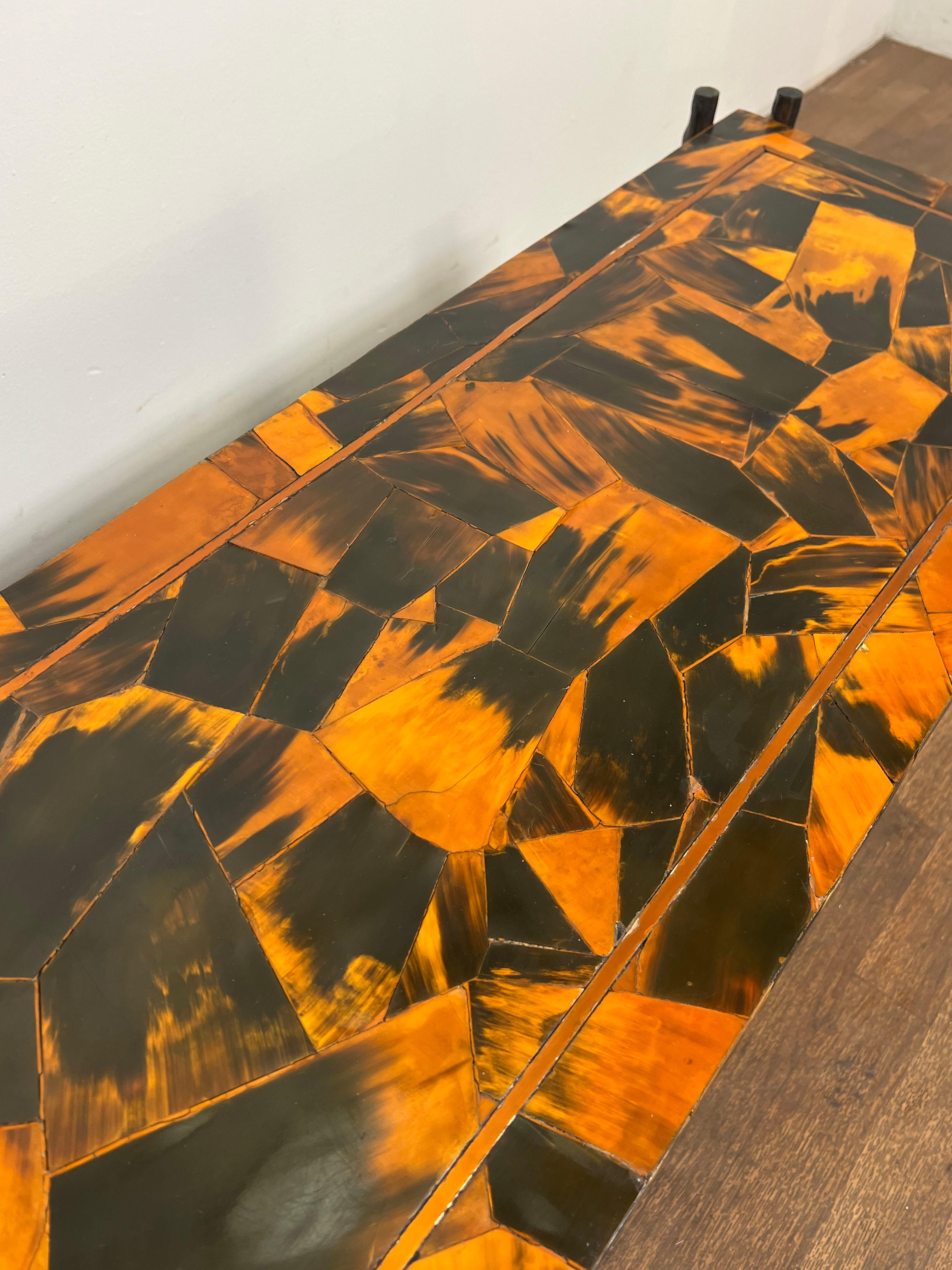 Table basse française en Faux Bois en Patchwork Horn, Circa 1970 en vente 3