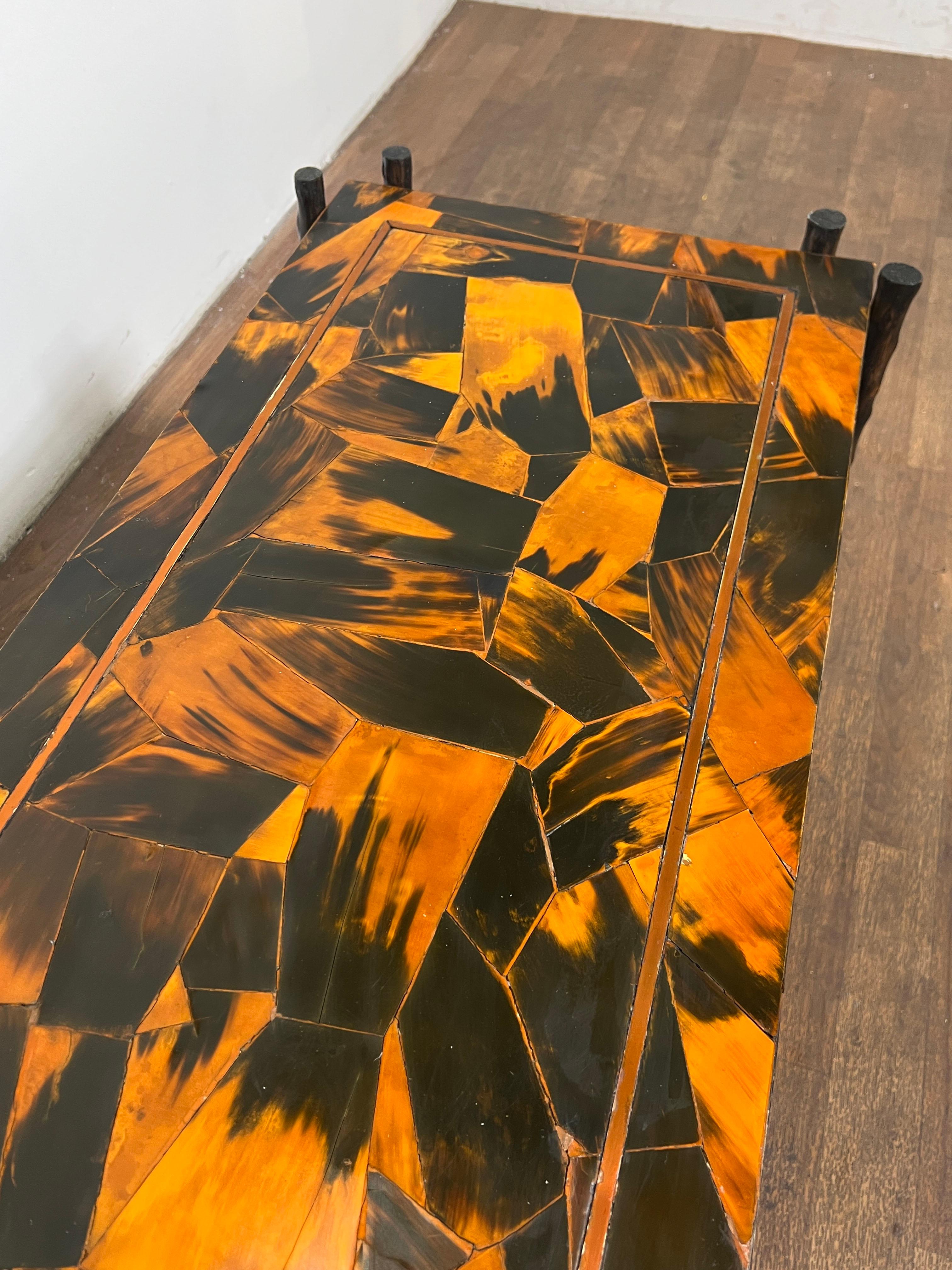 Table basse française en Faux Bois en Patchwork Horn, Circa 1970 en vente 4