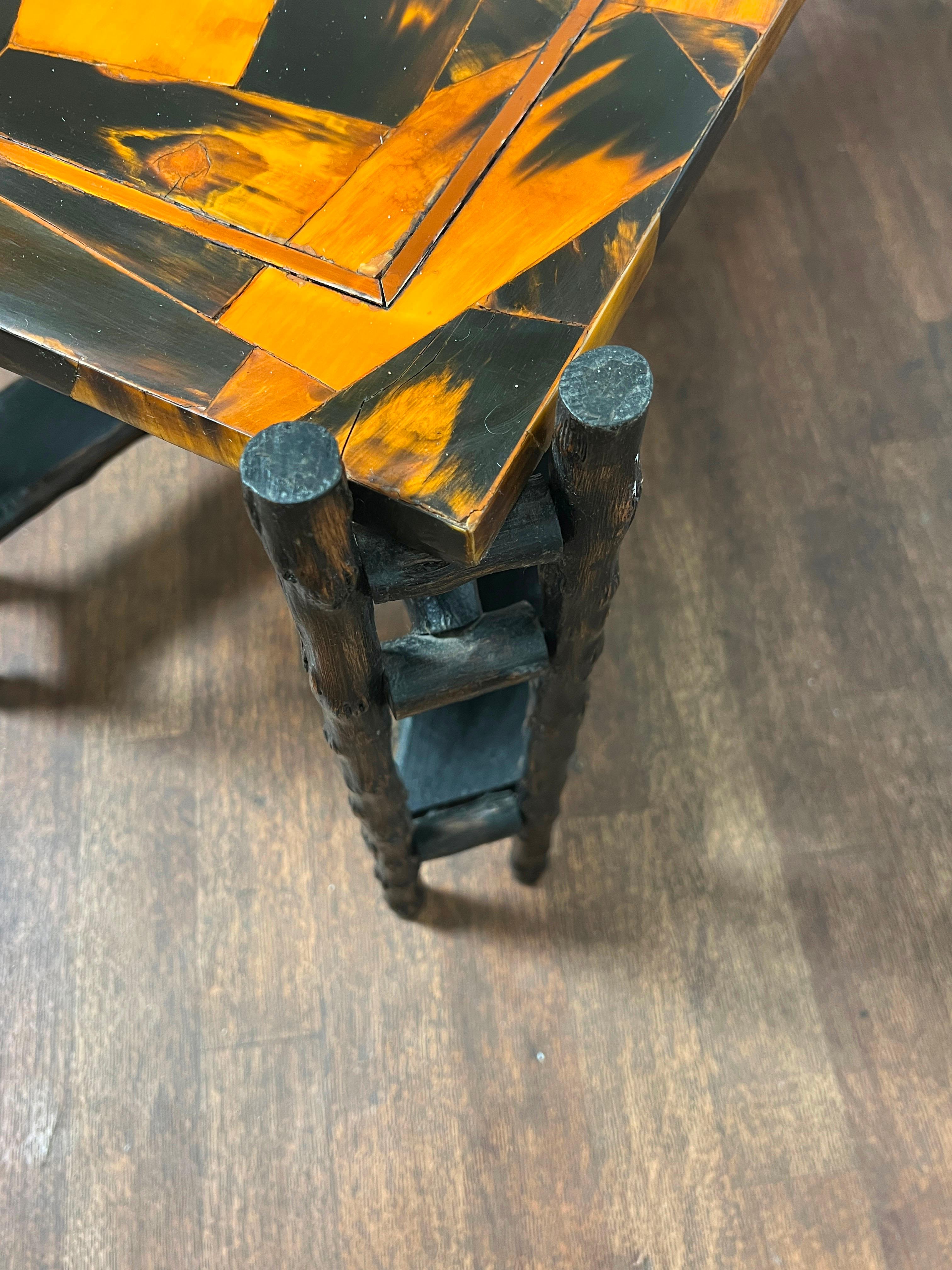 Table basse française en Faux Bois en Patchwork Horn, Circa 1970 en vente 5