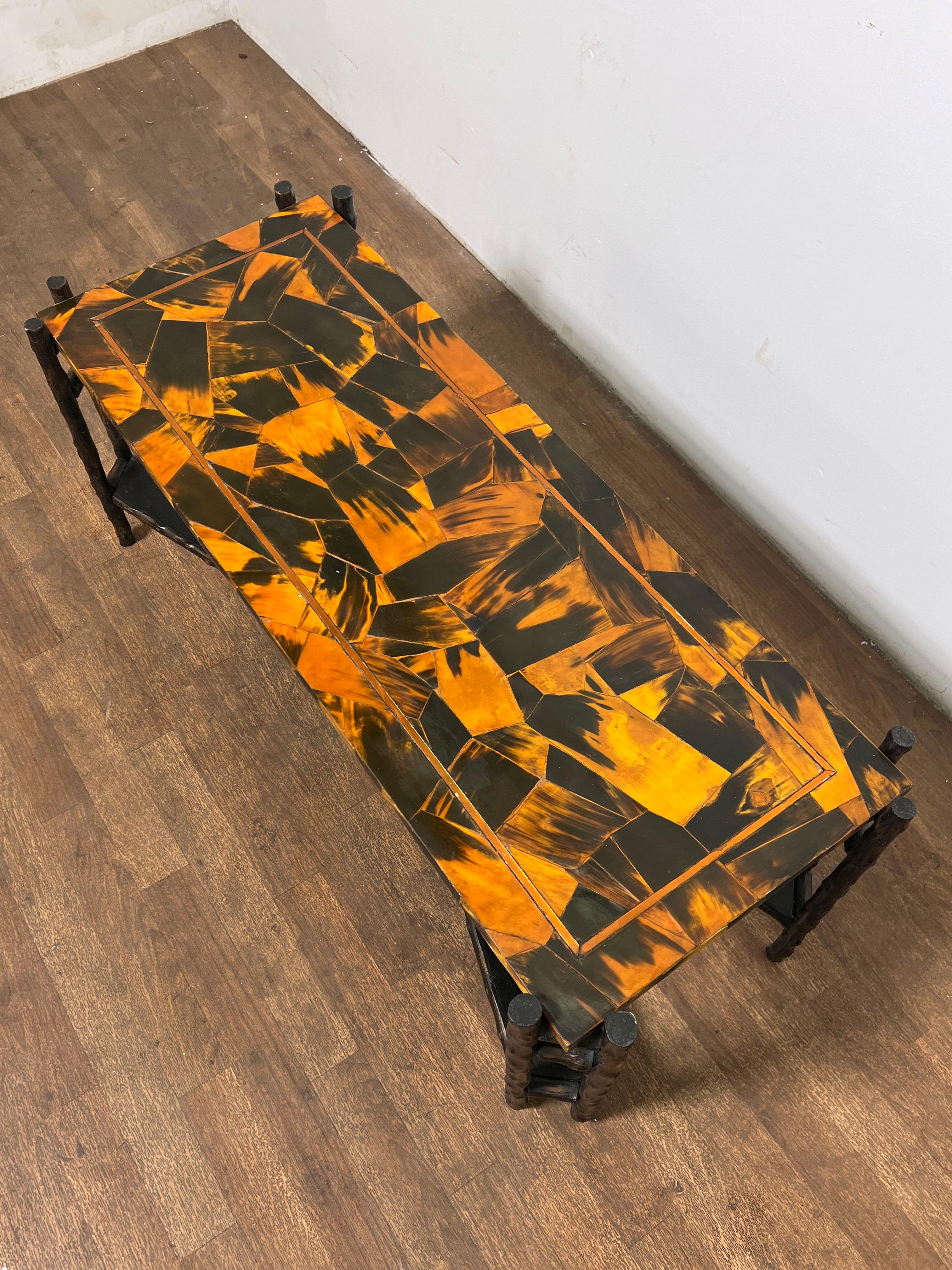 Mid-Century Modern Table basse française en Faux Bois en Patchwork Horn, Circa 1970 en vente