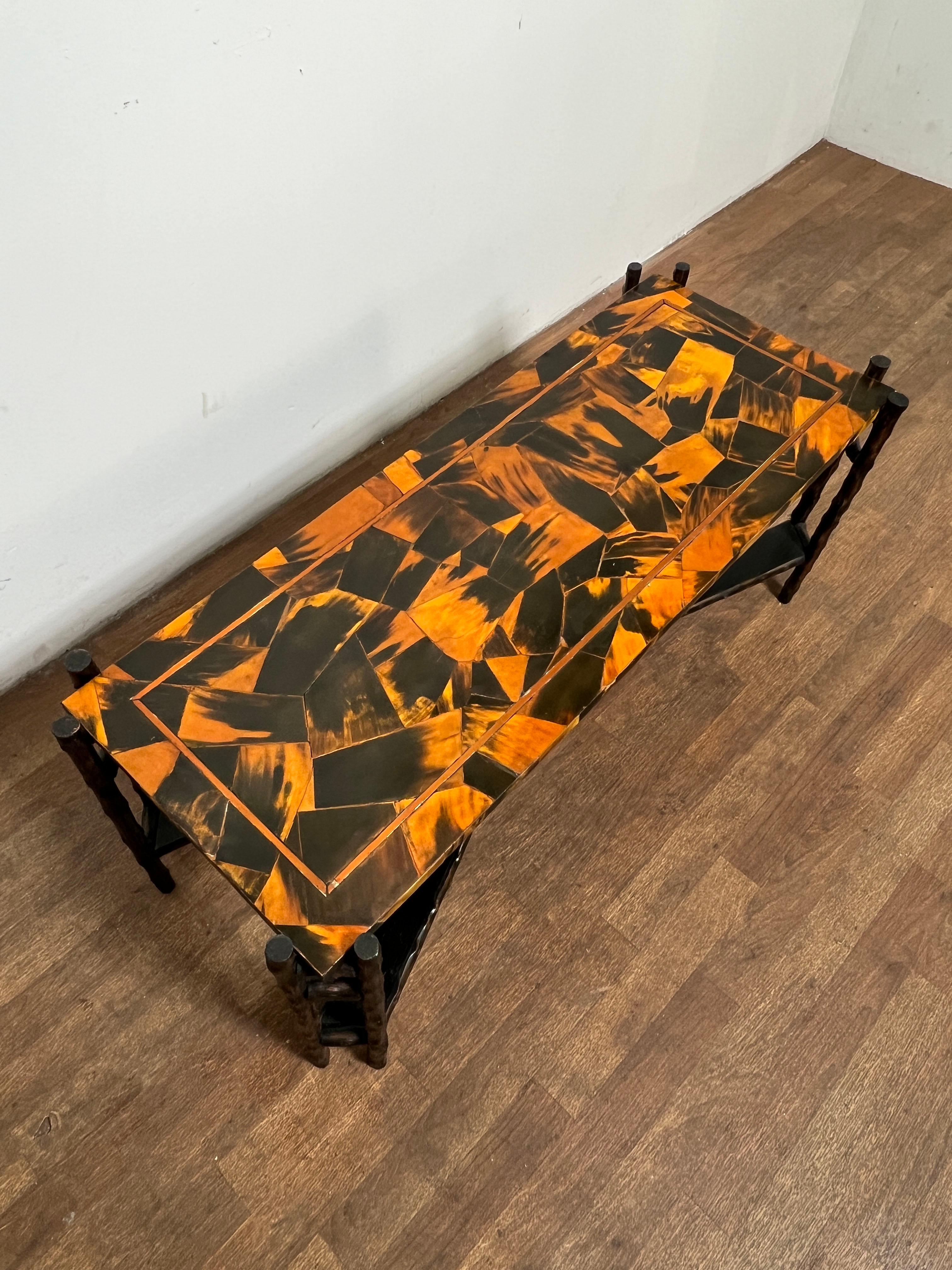 Français Table basse française en Faux Bois en Patchwork Horn, Circa 1970 en vente
