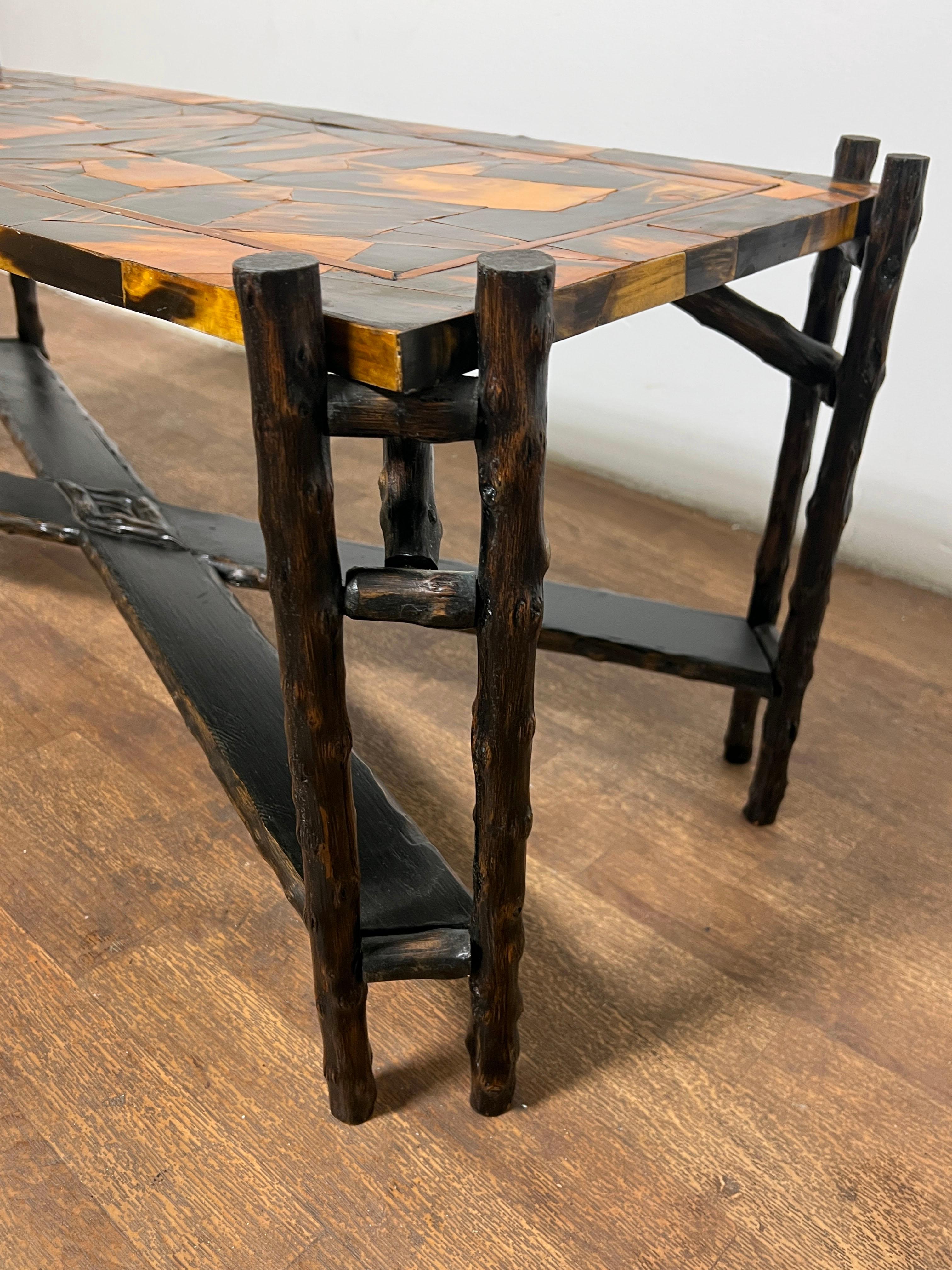 Table basse française en Faux Bois en Patchwork Horn, Circa 1970 Bon état - En vente à Peabody, MA