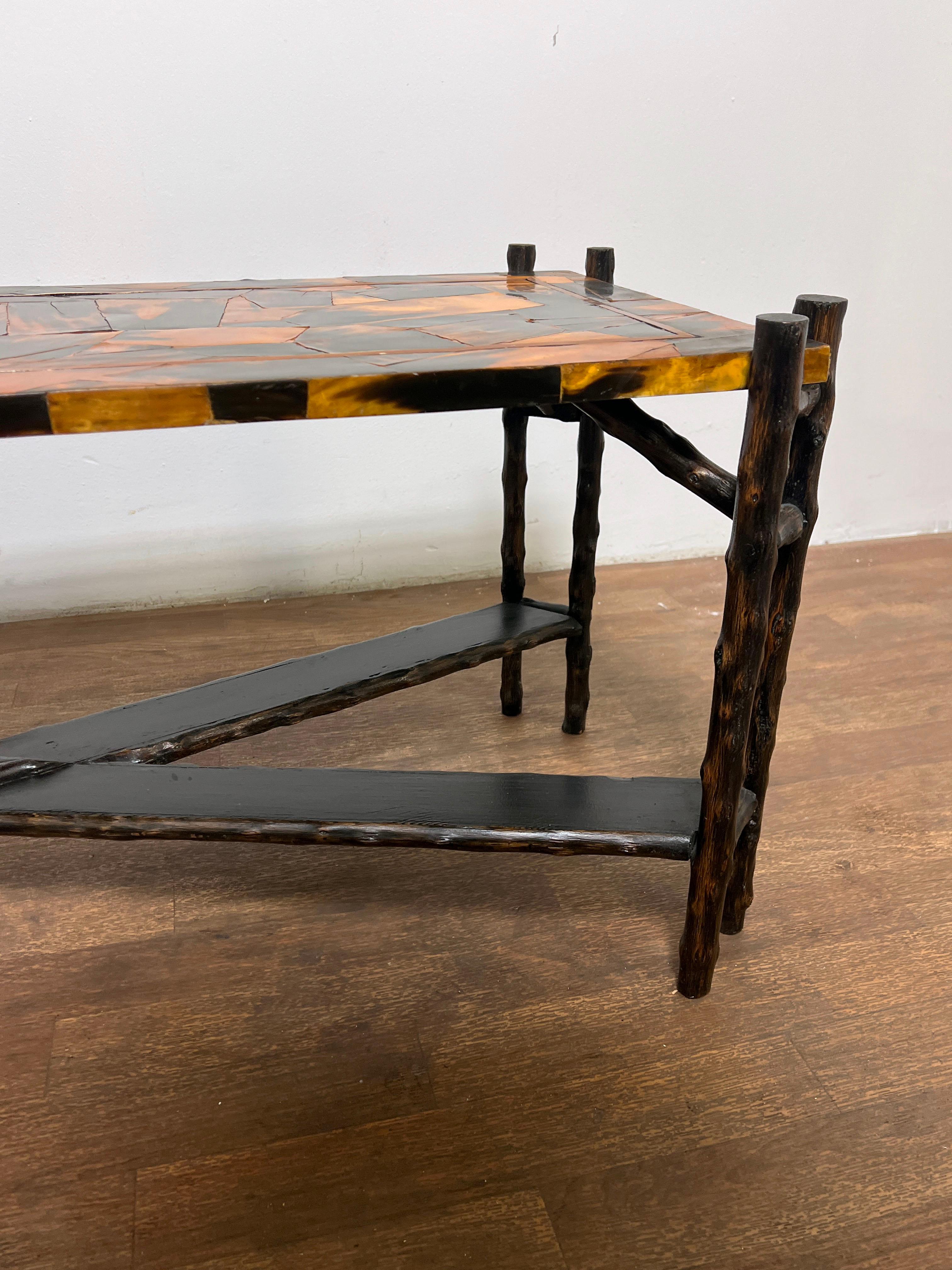 Table basse française en Faux Bois en Patchwork Horn, Circa 1970 en vente 1