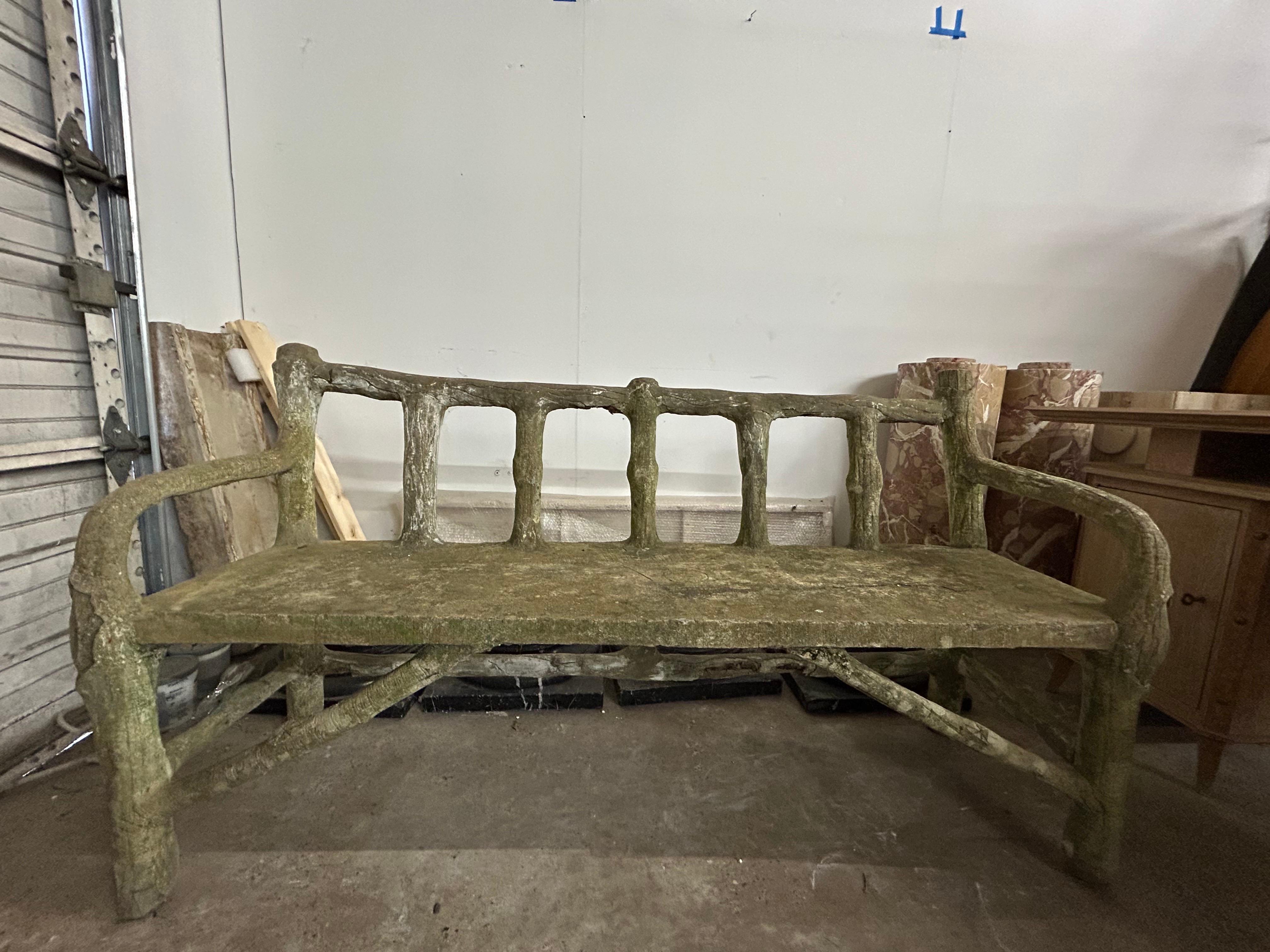 Banc de jardin en faux bois.
Ce banc de jardin en ciment faux bois est un classique des années 1930. Il est composé de pierres et d'un cadre en fer.  Ce magnifique banc de jardin français de Provence est bien détaillé et représente des troncs