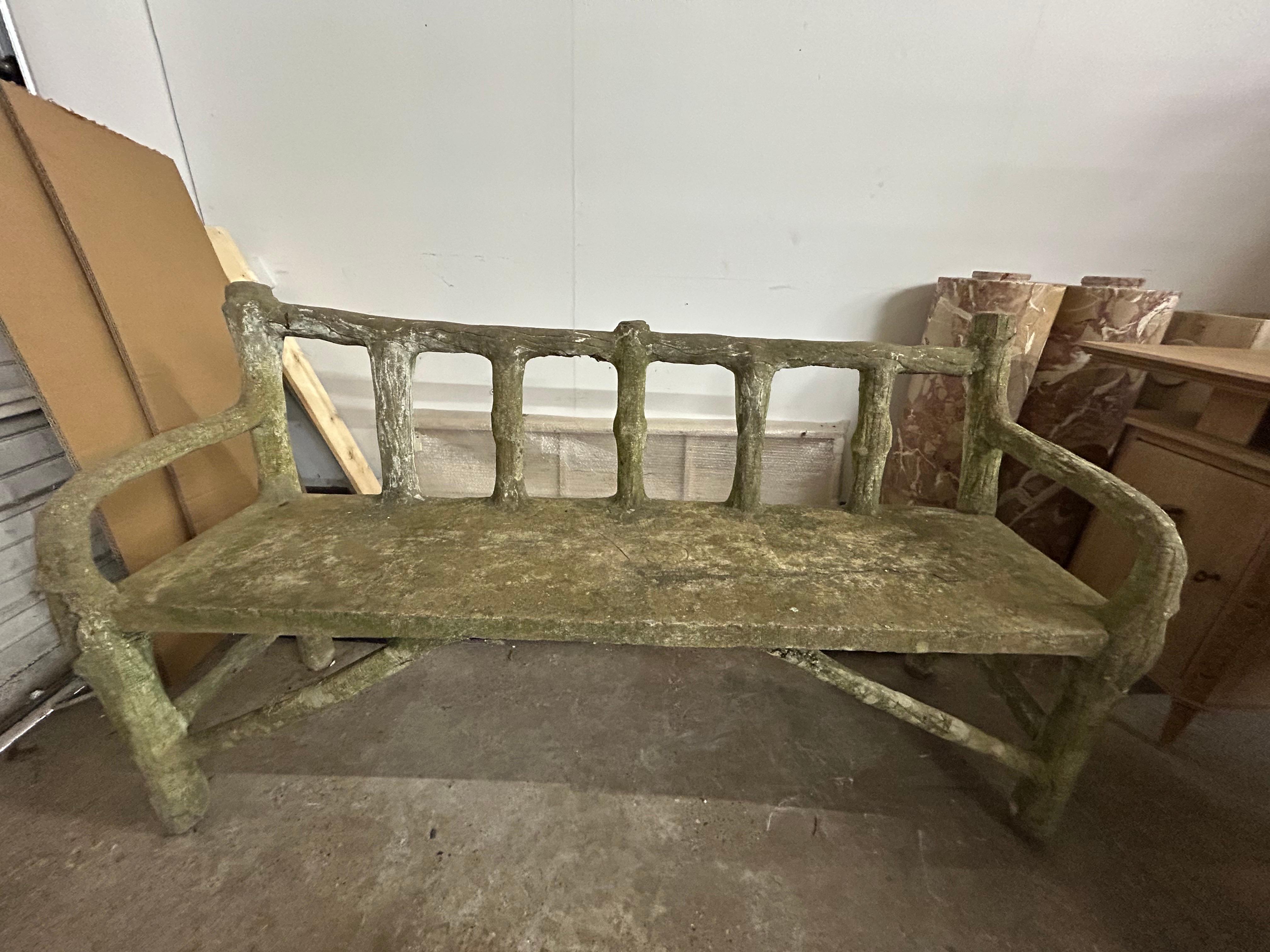 Organique Banc de jardin français en faux bois en vente