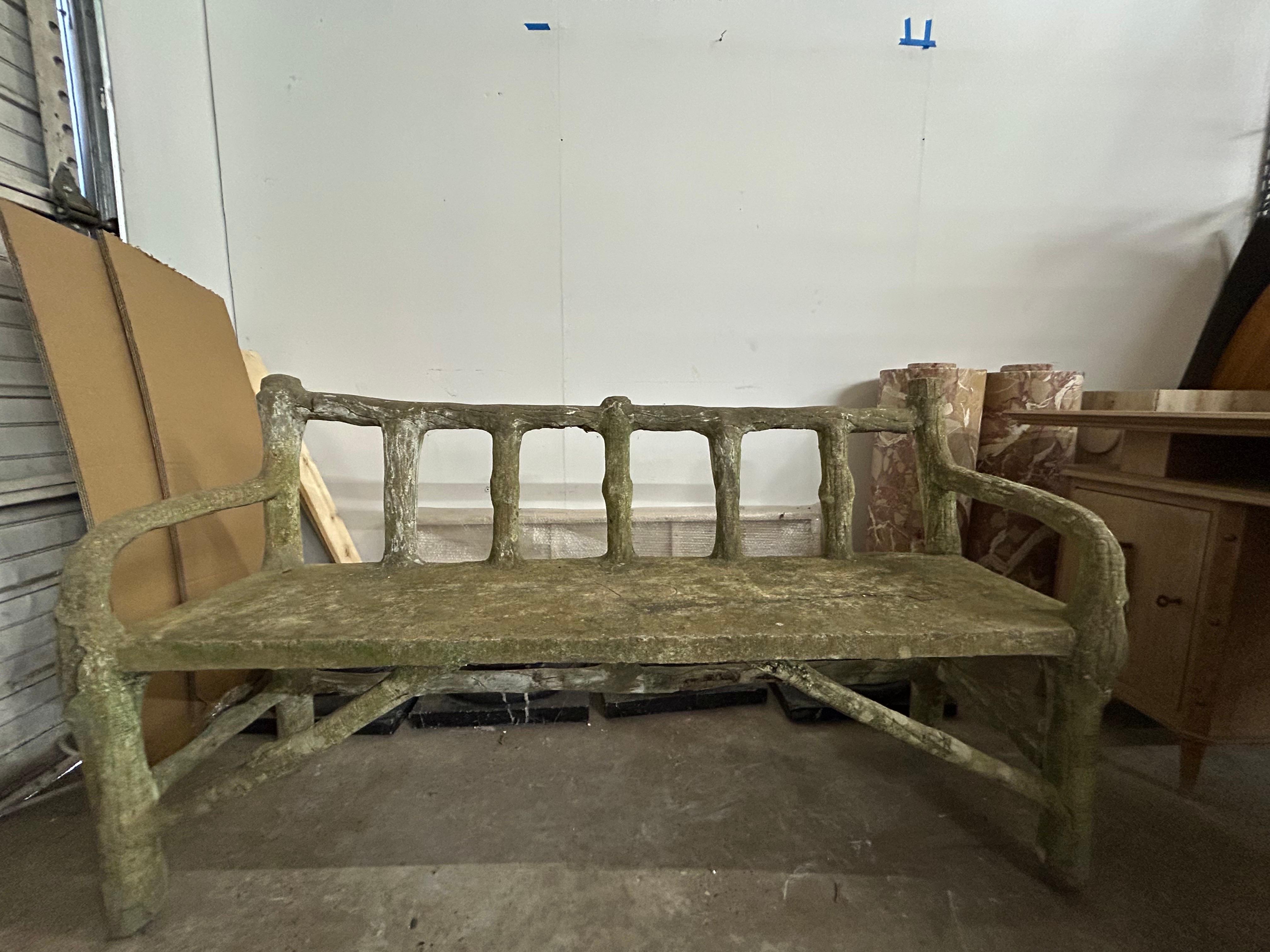 Français Banc de jardin français en faux bois en vente