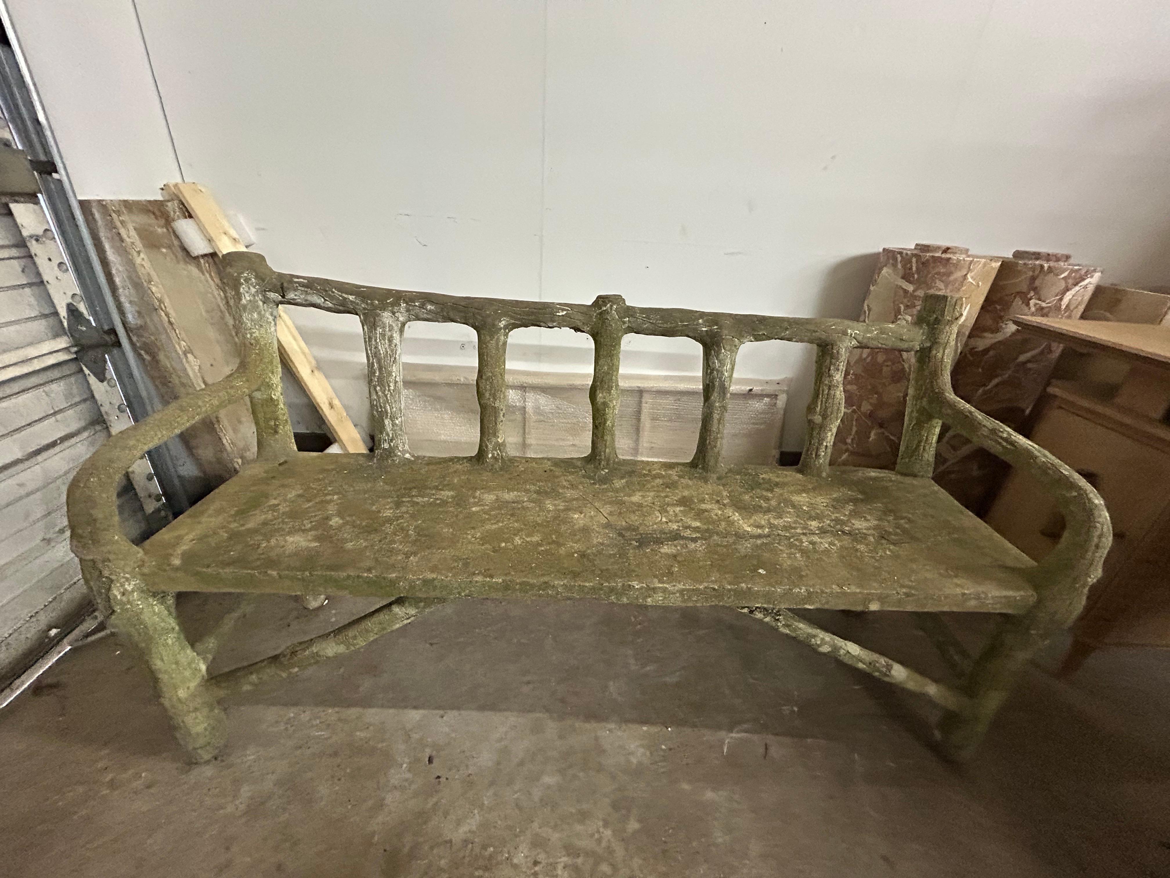 Banc de jardin français en faux bois Bon état - En vente à Houston, TX