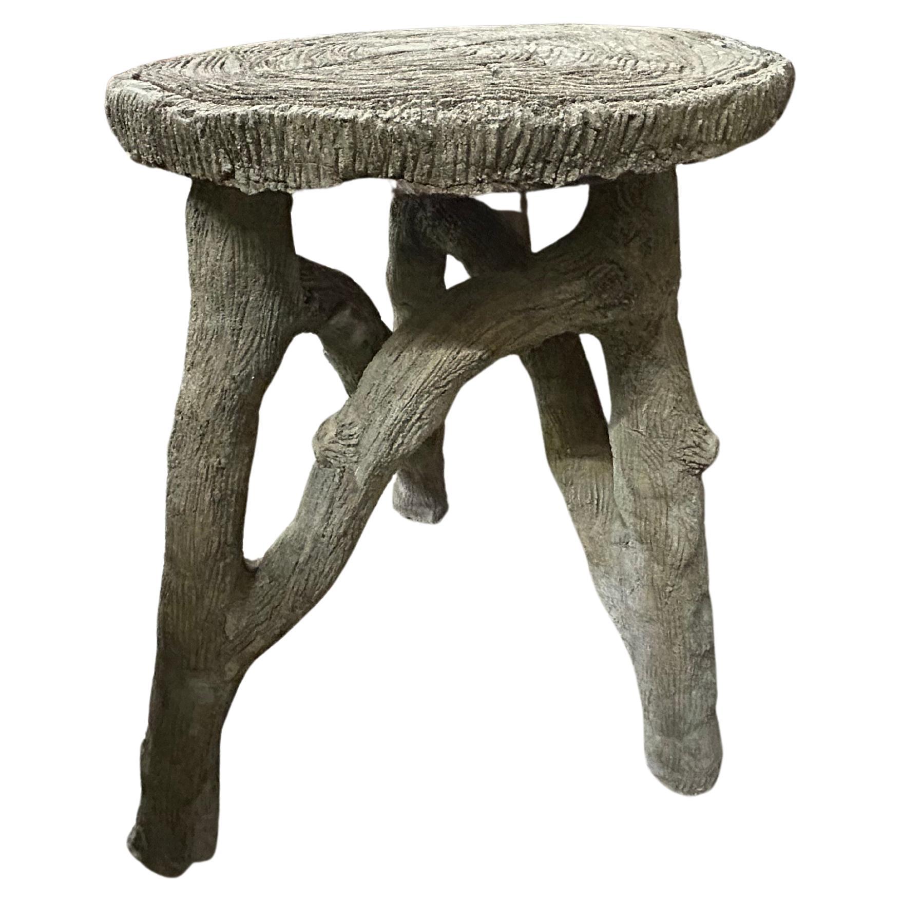 Französisch Faux Bois Garten Tisch.
Angeboten wird ein atemberaubender französischer Gartentisch aus Zement in Form von verdrehten Ästen, der aus den 1940er Jahren stammt. Ursprünglich für einen französischen Garten entworfen, eignet sich dieser
