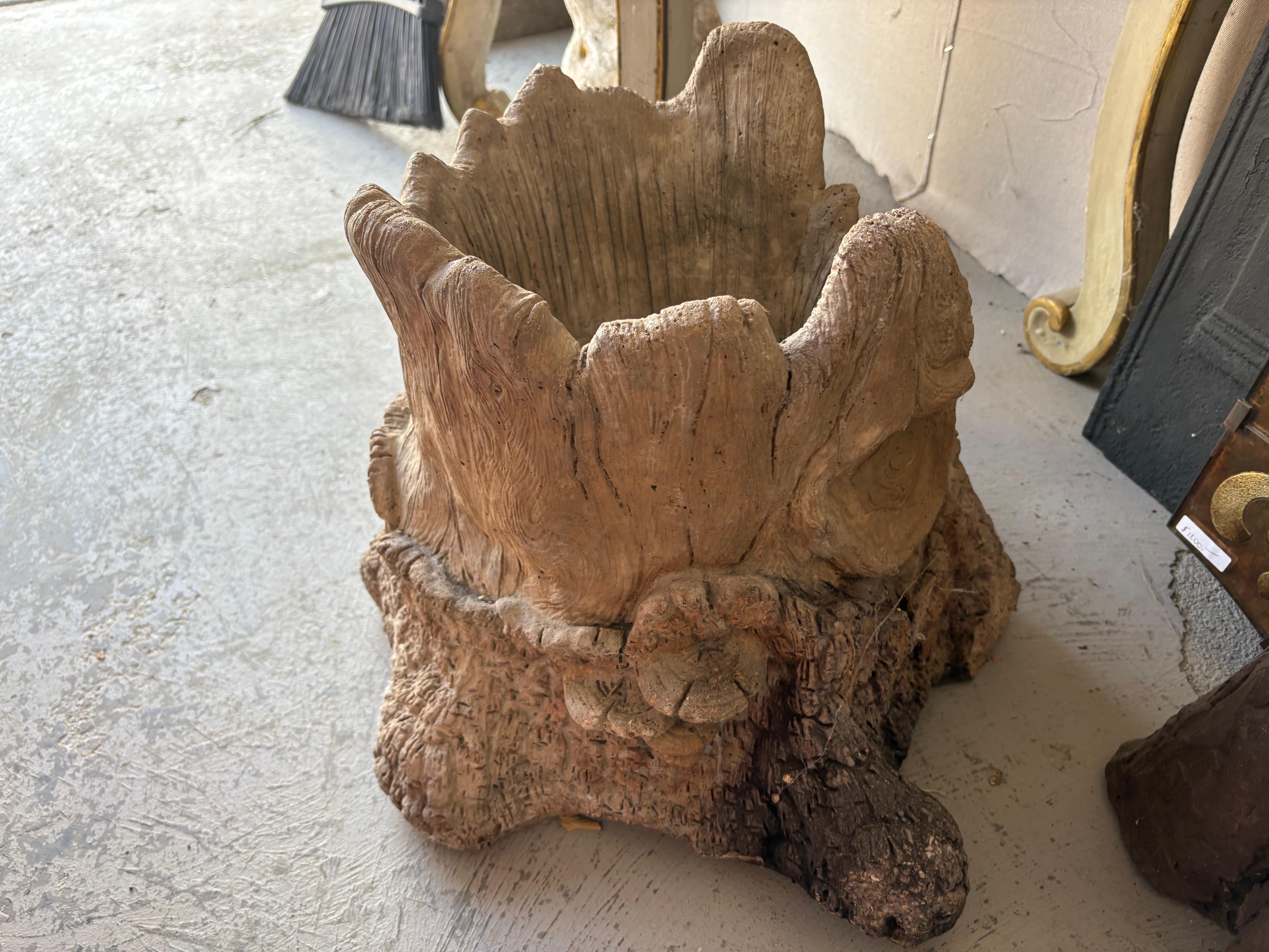 Jardiniere francese in finto bois.
In offerta c'è un bel tronco d'albero in cemento faux bois francese d'epoca, un vaso da giardino o una fioriera. Questa splendida fioriera di grandi dimensioni è dotata di un foro di drenaggio sul fondo e può